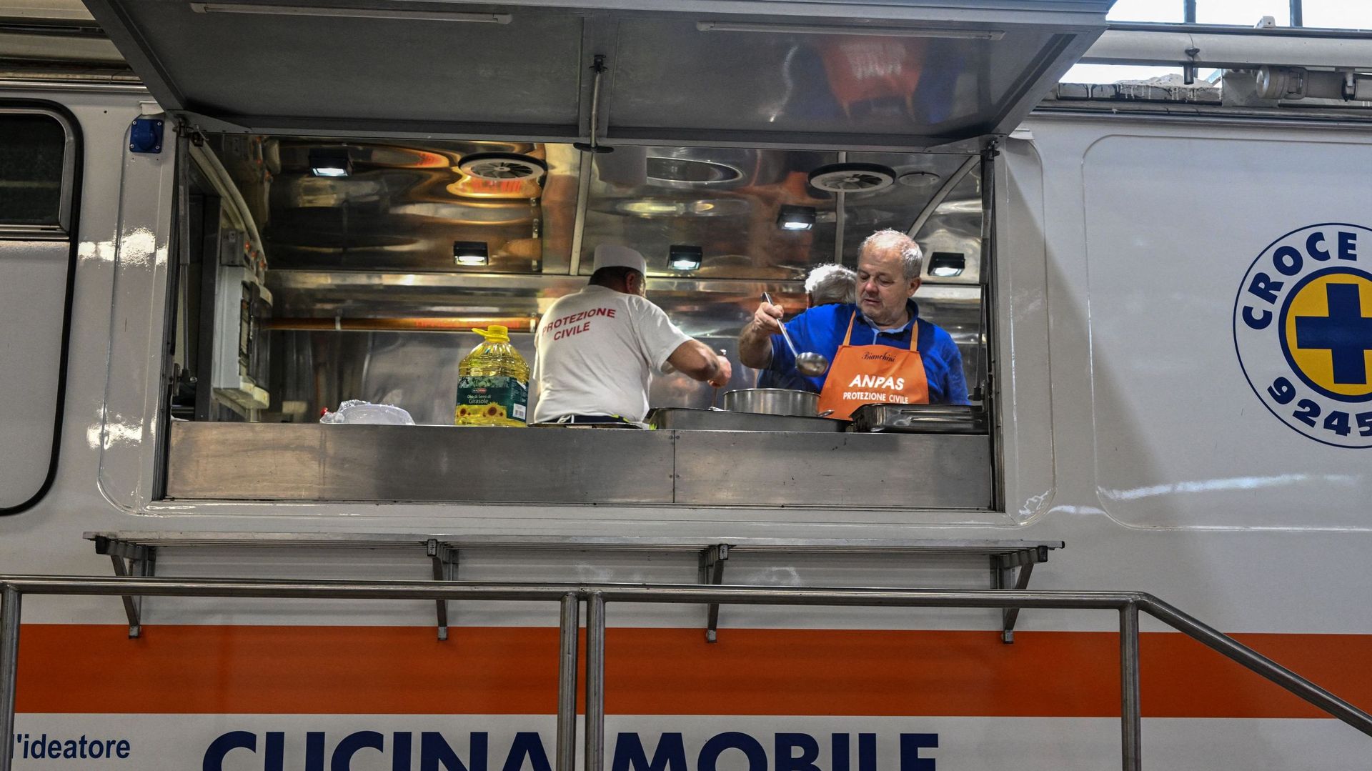Des volontaires de la protection civile italienne et de l’association ANPAS (Association nationale pour l’assistance publique) ont installé une cuisine mobile pour fournir des repas aux volontaires qui aident les autorités à gérer la situation d’urgence, 