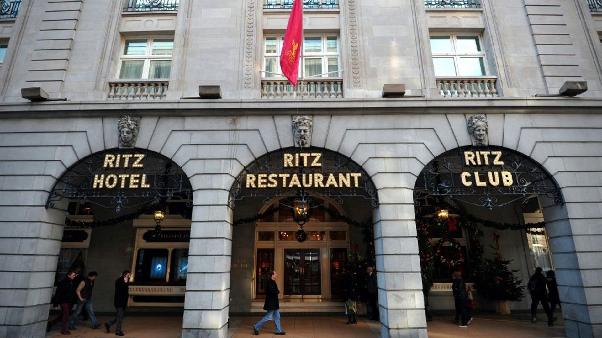 Les milliardaires britanniques propriétaires du Ritz de Londres, qui cherchent à vendre une partie de leurs biens, ont affirmé mercredi avoir reçu des propositions dépassant le milliard de livres