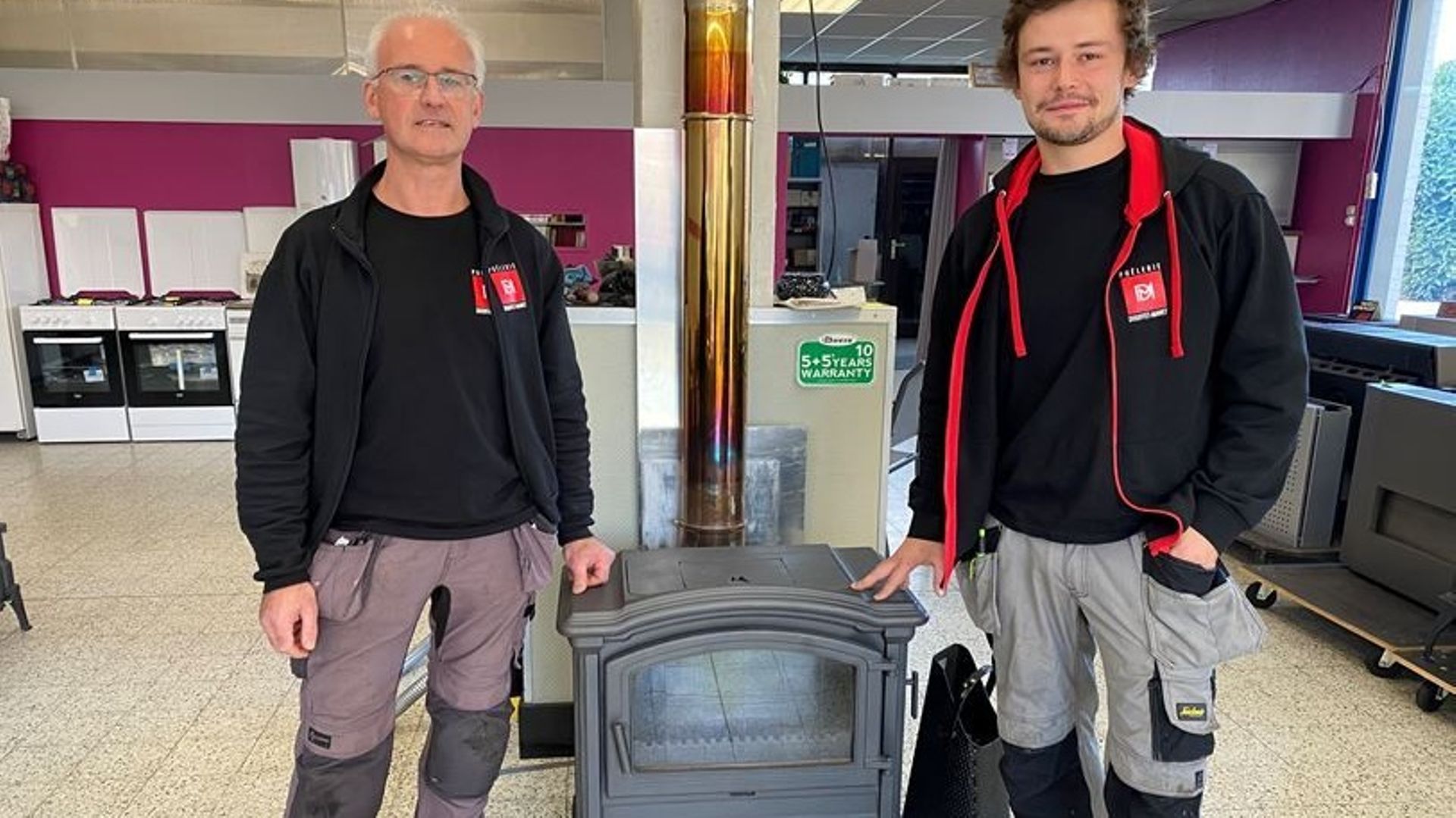 Eric et Maxime Lousberg (5e et 6e génération) sont spécialisés dans les appareils de chauffage.