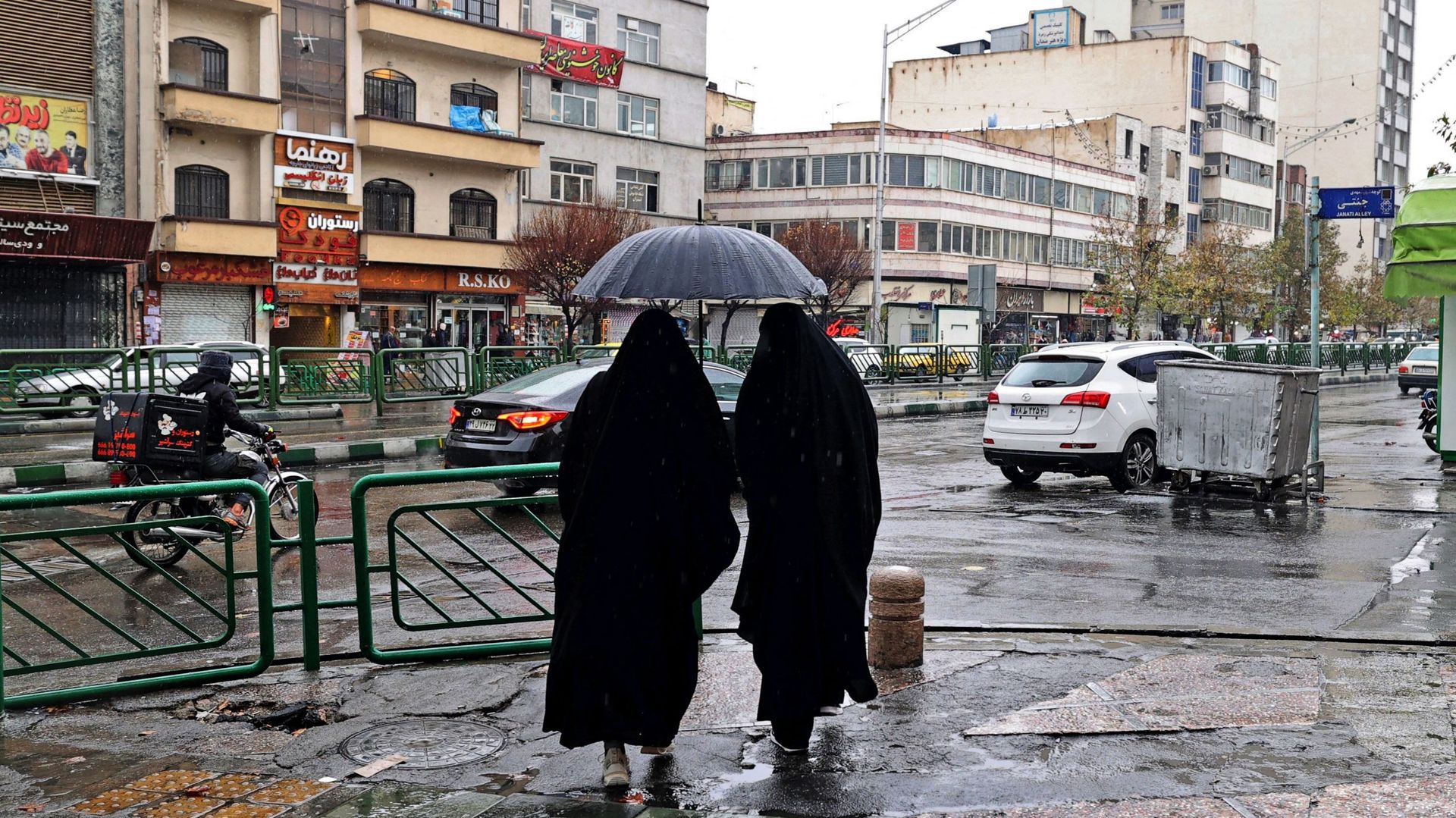Des femmes partagent un parapluie alors qu’elles se tiennent sur la place Enghelab à Téhéran, la capitale de l’Iran, le 5 décembre 2022 (illustration)