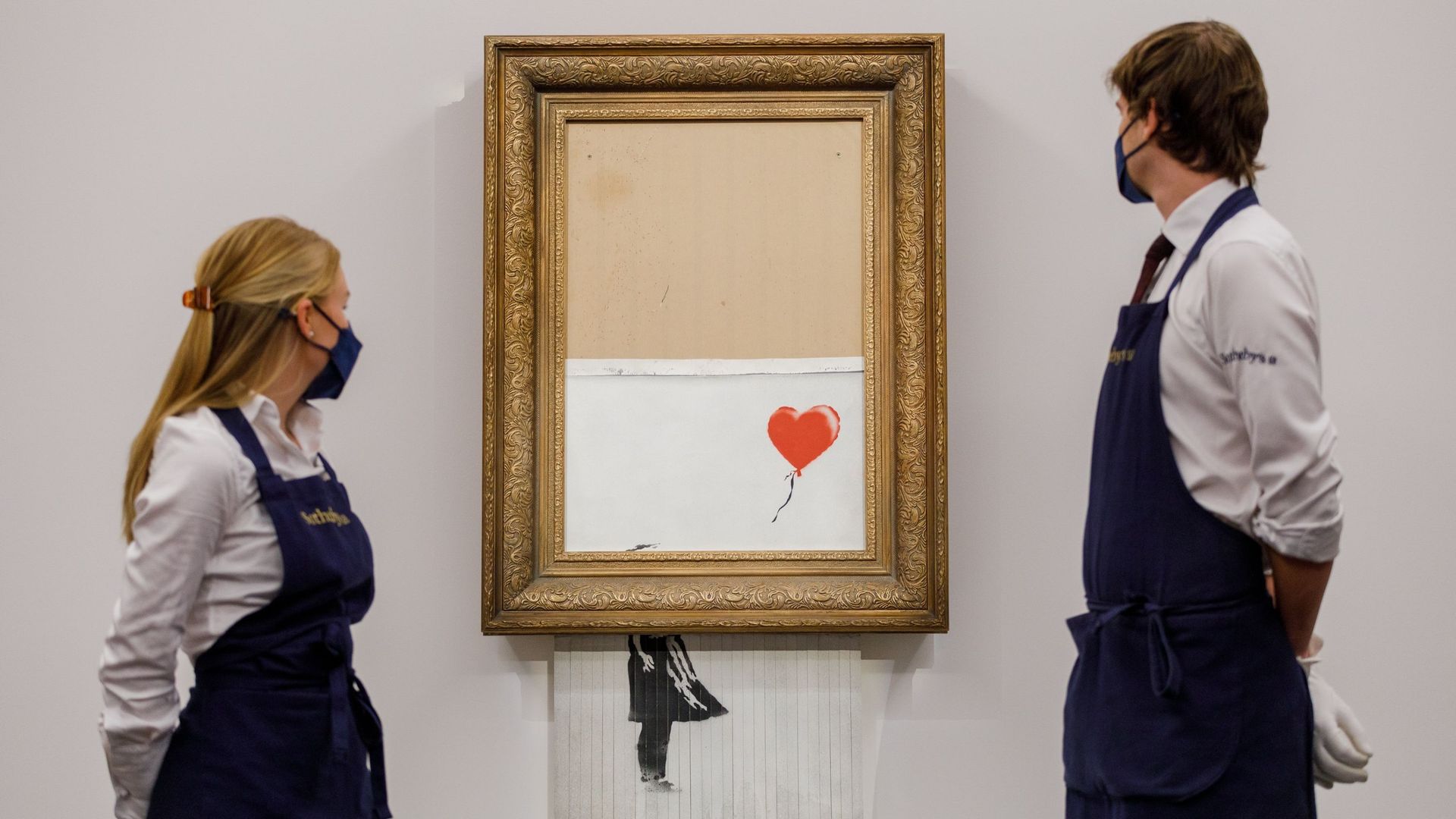L’œuvre "Love is in the Bin" (2018) de Banksy est installée chez Sotheby’s le 03 septembre 2021 à Londres, en Angleterre.