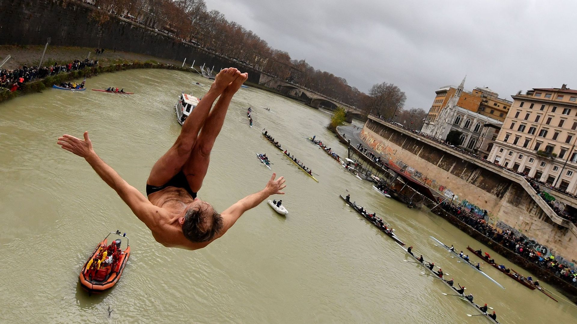 Nouvel An: tradition respectée avec le plongeon du Nouvel an dans le Tibre à Rome