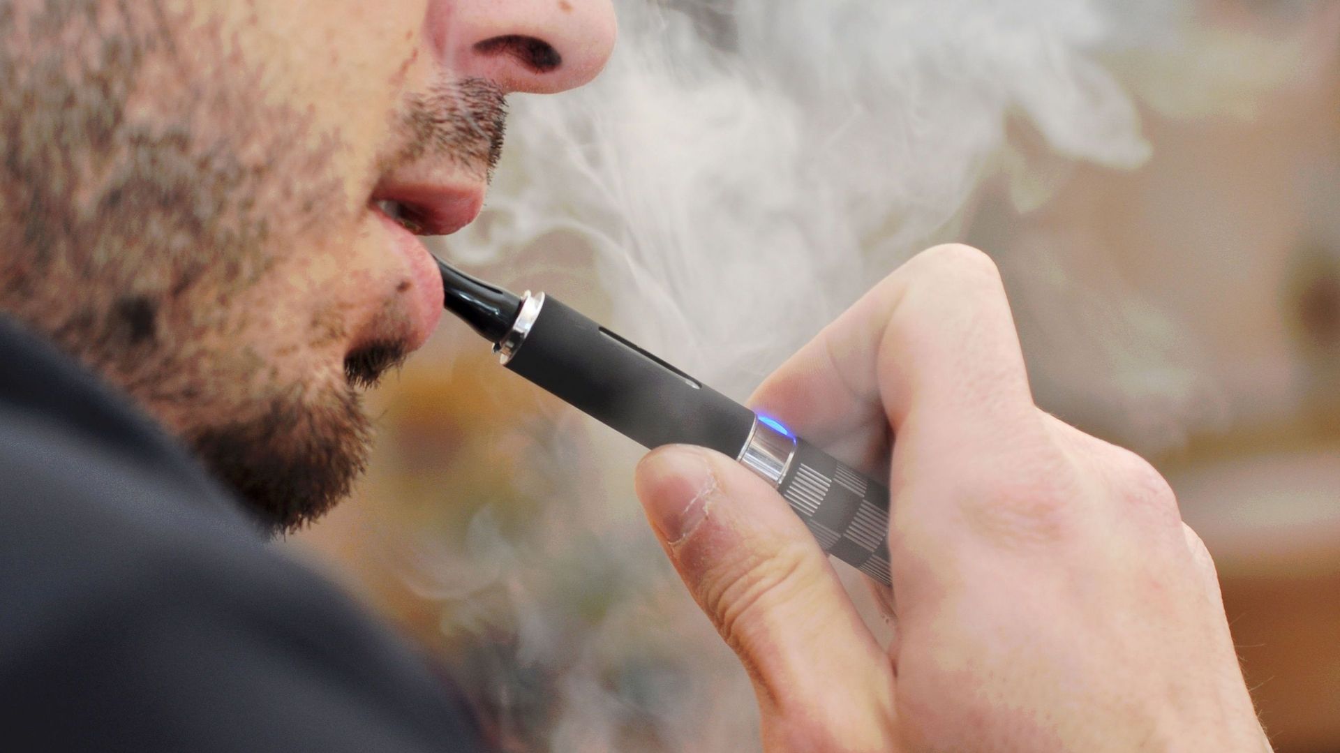 La taxe sur les liquides des e-cigarettes met les commerces  transfrontaliers en péril 