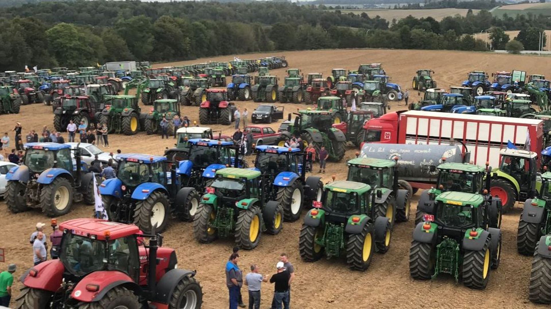 Quelques 500 à 600 tracteurs en provenance de toute la Belgique et des pays voisins ont convergé ce lundi vers un champ de Ciney, à grands coups de klaxons.