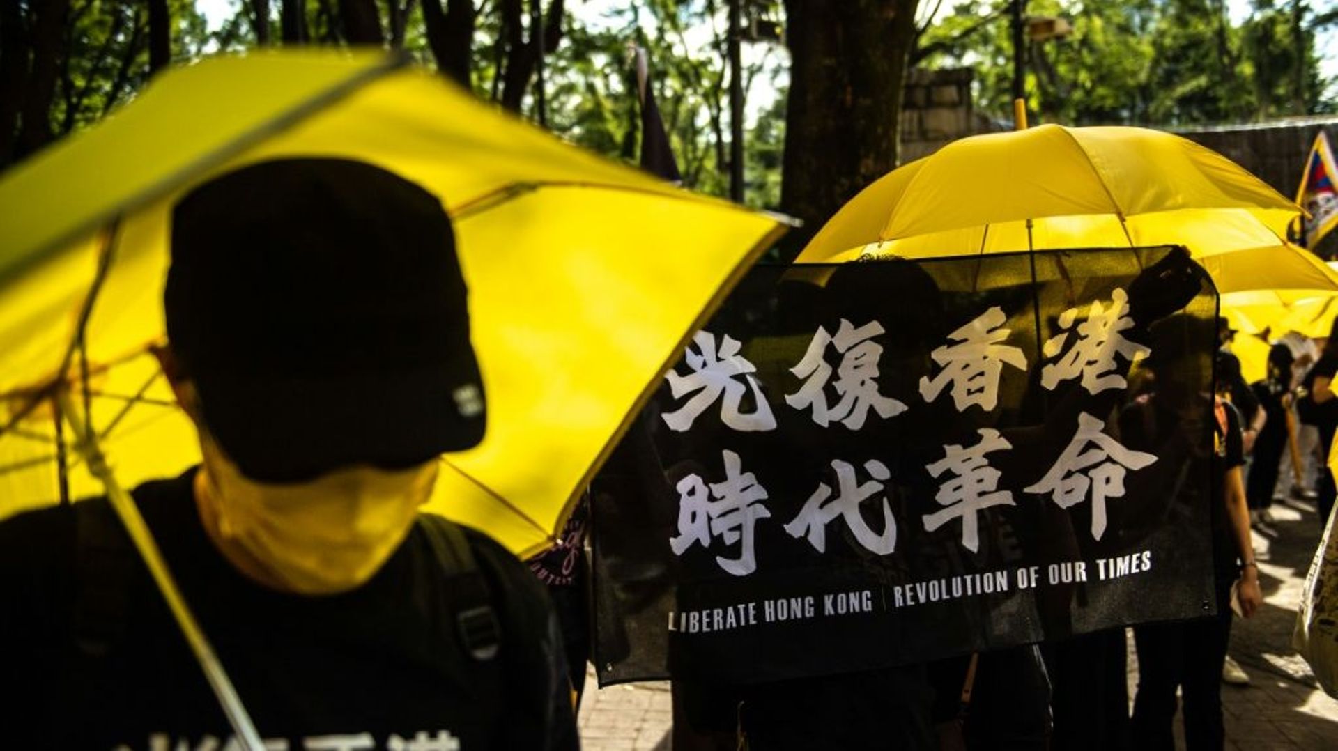 A Tokyo, le 12 juin 2021, des défenseurs de la démocratie pour Hong Kong manifestent pour marquer l'anniversaire du début des grandes manifestations pro-démocratie à Hong Kong le 12 juin 2019