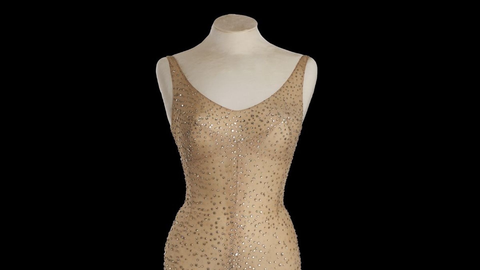 Couleur chair et brodée à la main de 2.500 cristaux, la robe de Marylin Monroe a été vendue 4,8 millions de dollars