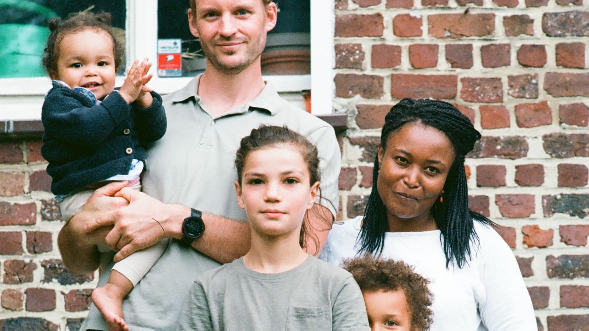 Portrait de Julia et sa famille.  Aujourd’hui, elle et Sylvain, son compagnon, ont trois enfants, dont Adam, "un enfant du juge", adopté depuis ses 4 ans. 