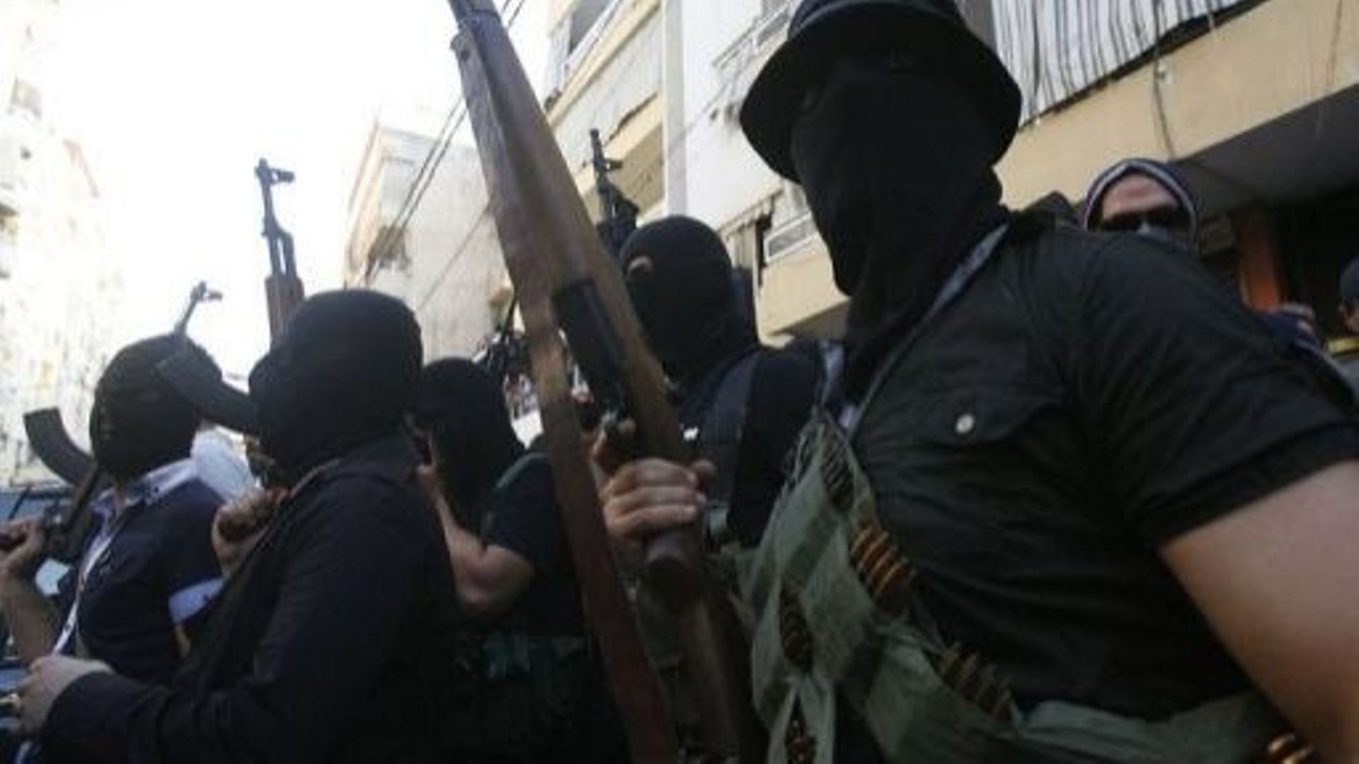 Des Libanais armés, du groupe al-Muqdad, dans les rues de Beyrouth, le 15 août 2012