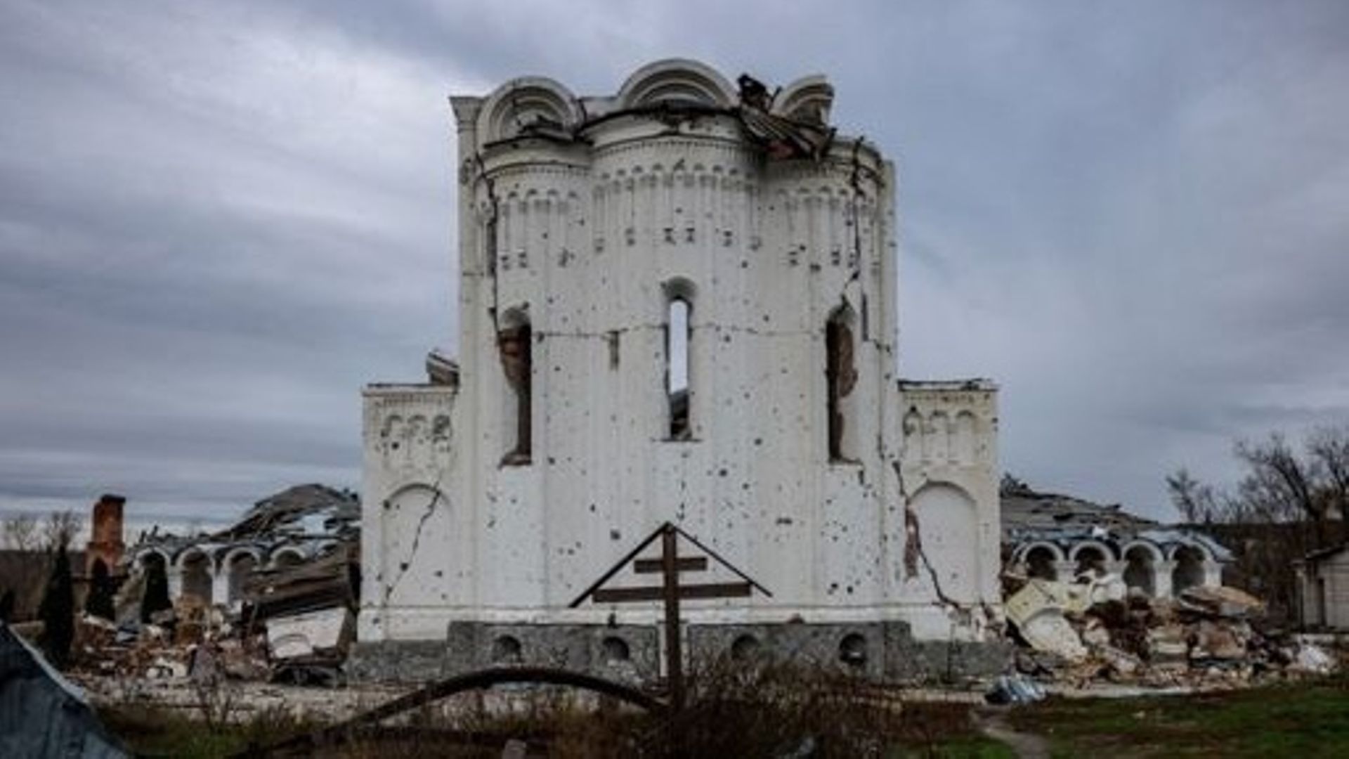 Cette photo prise le 2 novembre 2022 montre une partie du Skyt orthodoxe Svyato-Heorhiyivsʹkyy détruit du monastère de la grotte de Sviatohirsk dans le village de Dolina près de Svyatohirs’k, dans la région de Donetsk, en pleine invasion russe de l’Ukrain