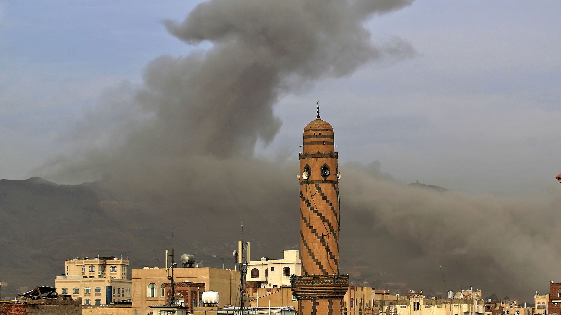 La capitale du Yémen, Sanaa, sous les fumées d'une frappe aérienne le 16 juin. 