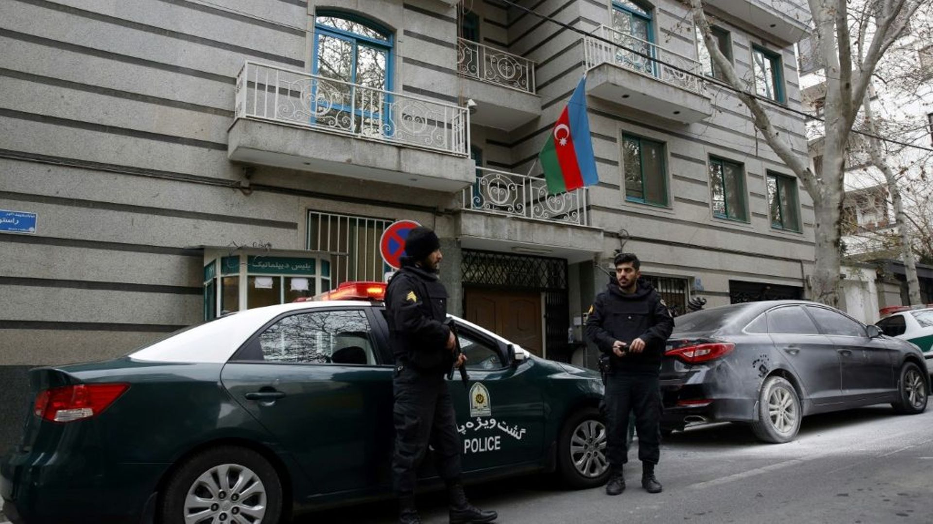 Des policiers iraniens devant l'ambassade d'Azerbaïdjan, à Tehéran le 27 janvier 2023