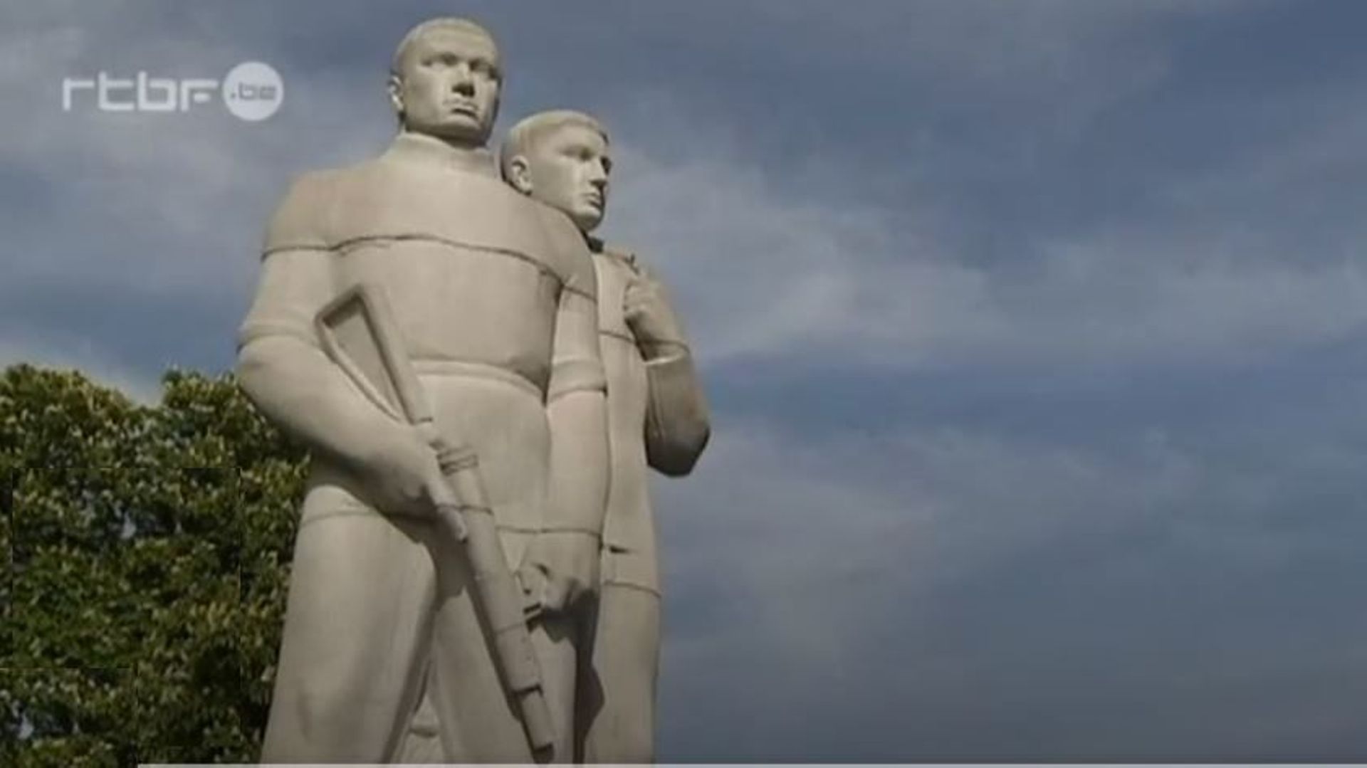 Les civils en arme au monument national à la Résistance, à Liège