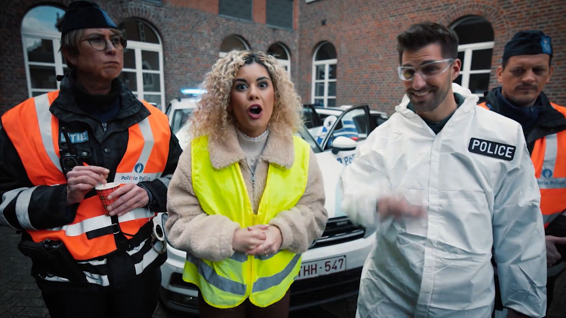 Zoé dans 'En déroute avec la police' redécouvrez le meilleur
