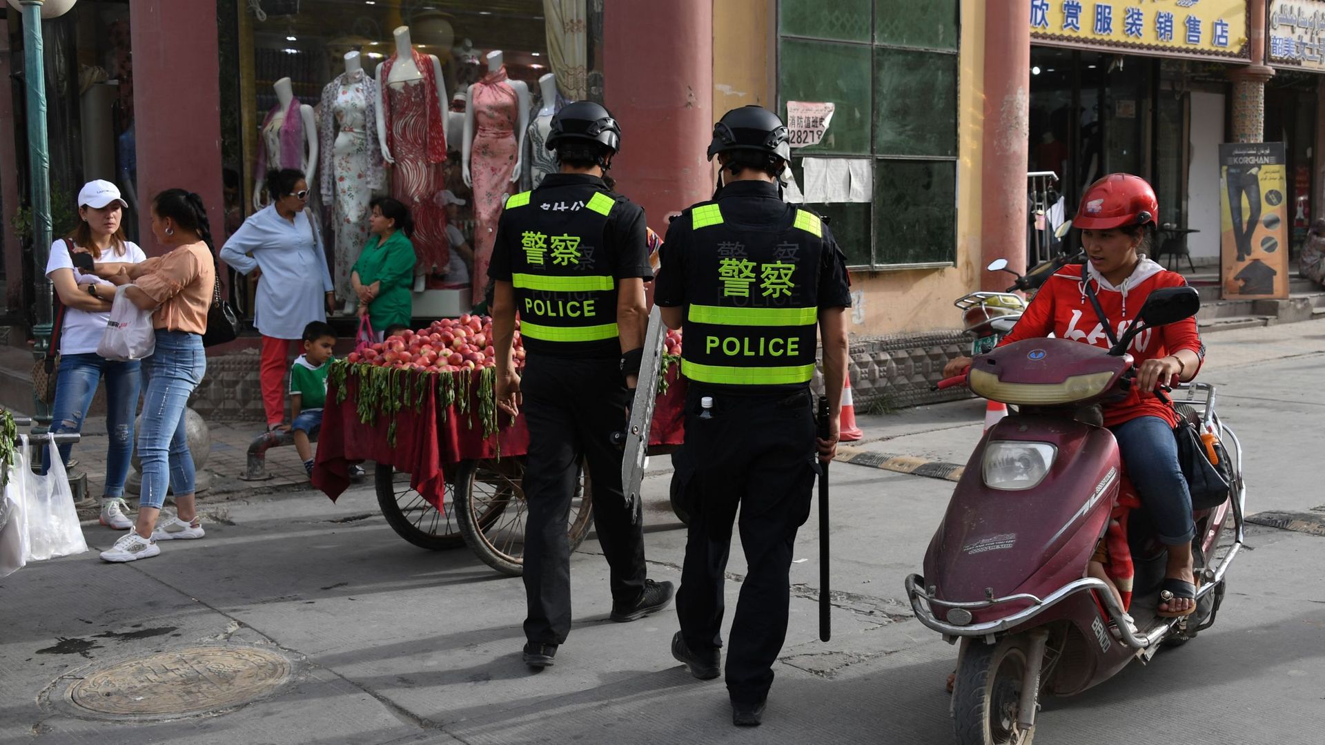 Photo d'illustration montrant 2 policiers chinois faire une ronde dans les quartiers musulmans de la ville de Kashgar, dans l'ouest de la province du Xinjiang.