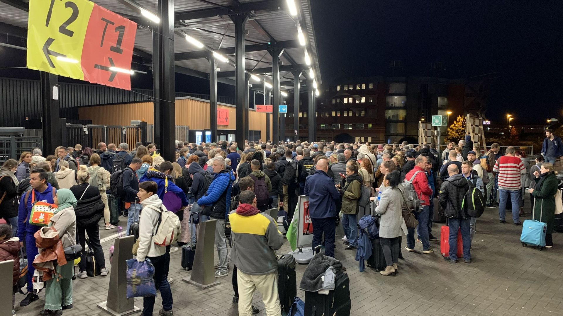 Les voyageurs surpris par l’absence de service de sécurité à l’aéroport de Charleroi.