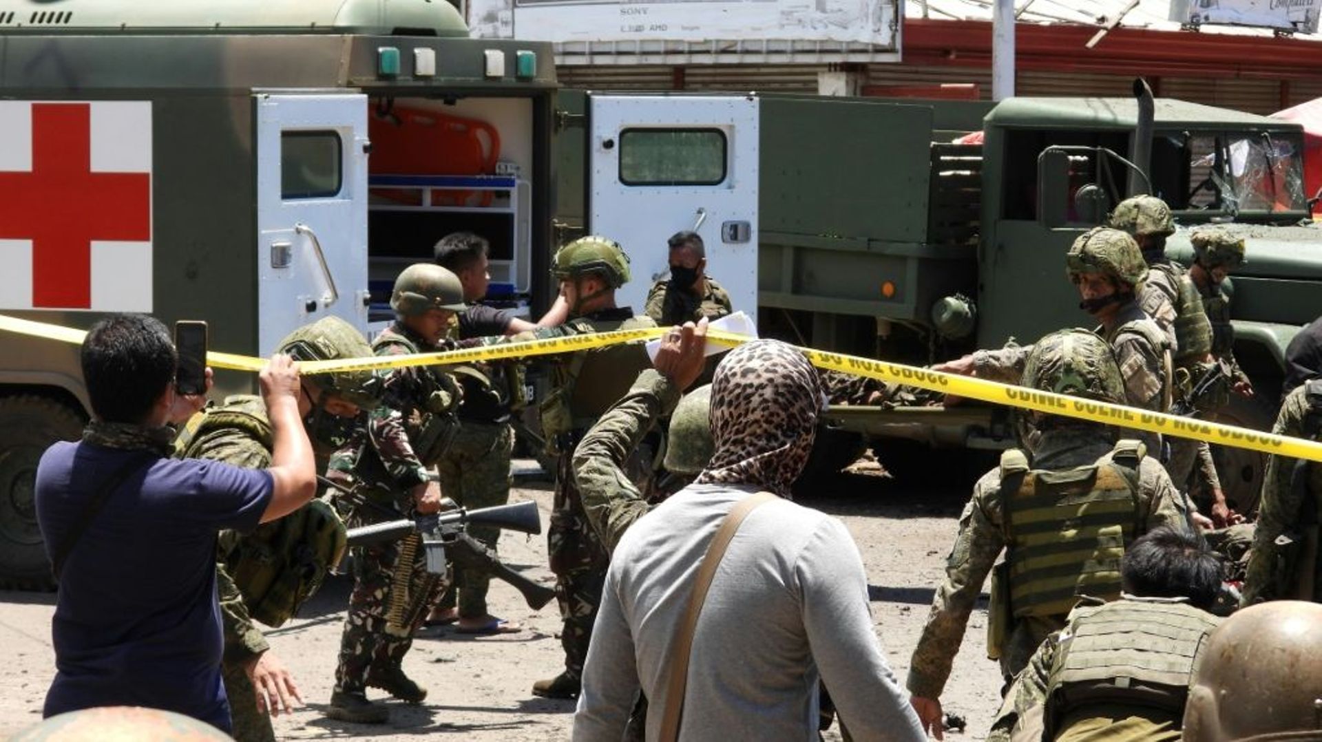 Des militaires transportent des victimes d'un double attentat, le 24 août 2020 sur l'île de Jolo, aux Philippines
