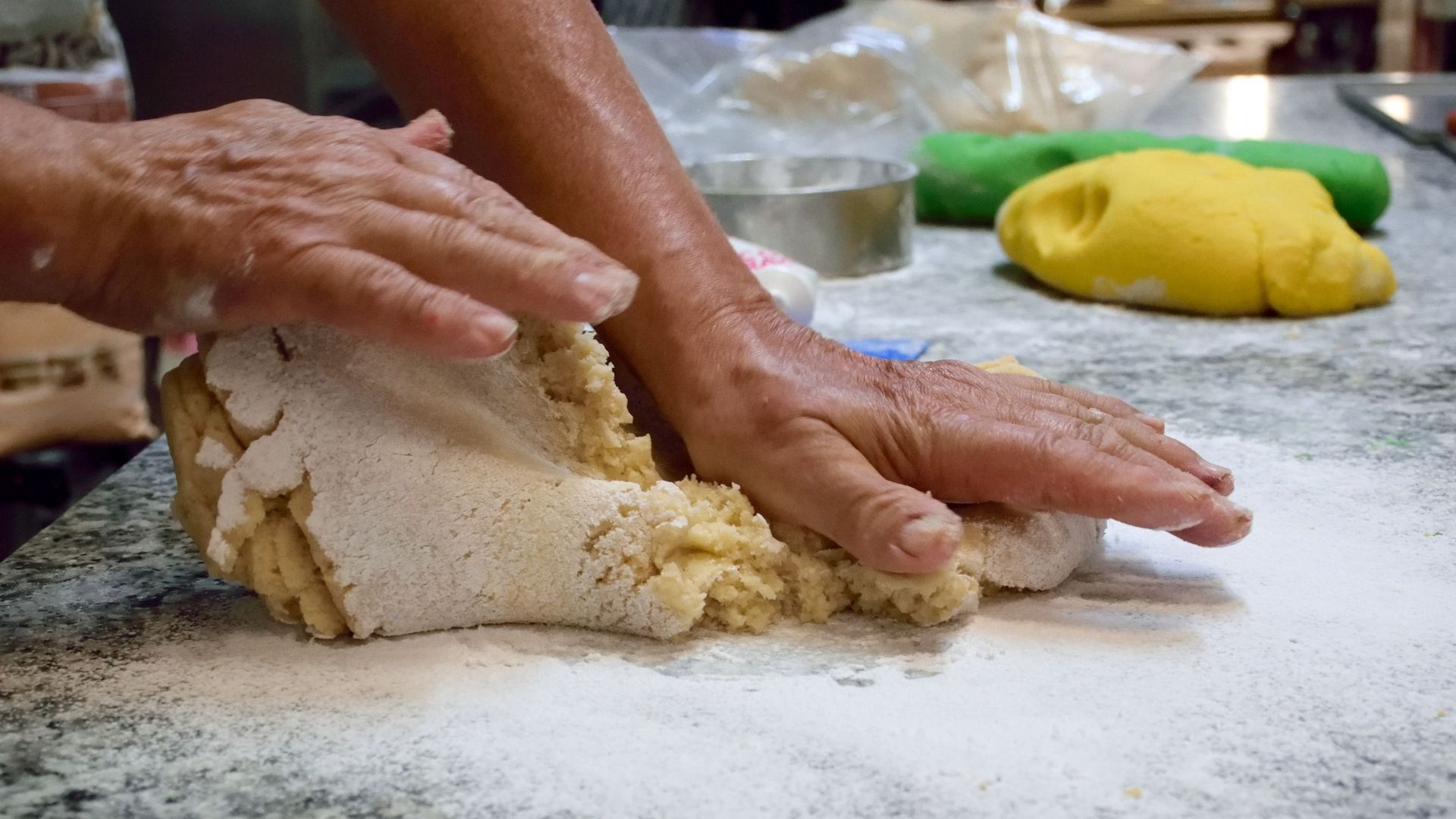 Préparation de massepain dans une boulangerie.