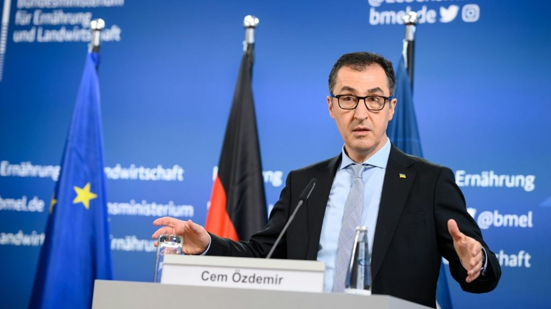 Le ministre allemand de l'Agriculture Cem Özdemir, lors d'une conférence de presse le 11 mars 2022 à Berlin, après une réunion des ministres de l'Agriculuture des pays du G7