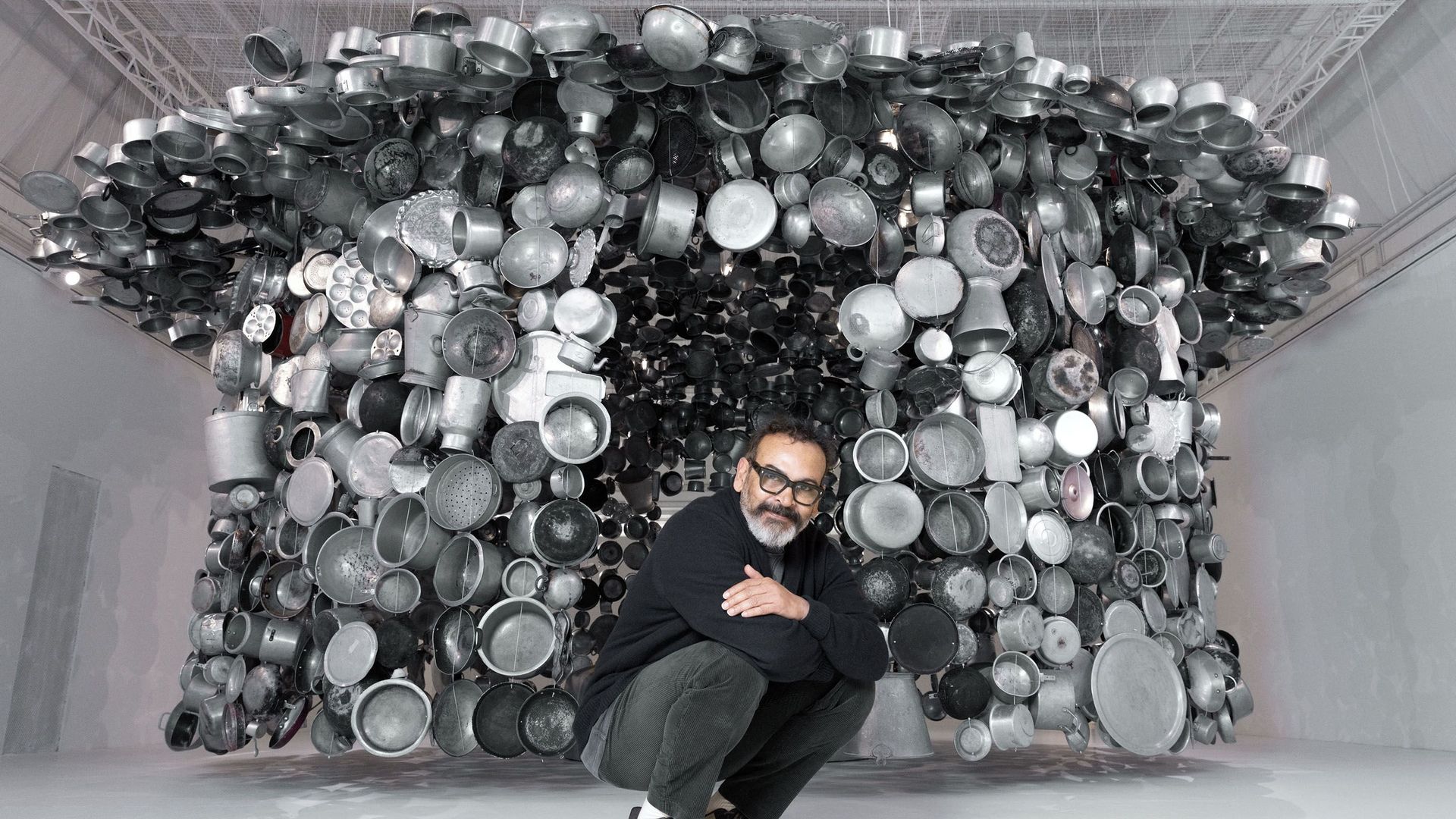 Subodh Gupta est le huitième artiste invité dans le cadre de la "carte blanche" artistique que propose Le Bon Marché, jusqu'au 19 février.