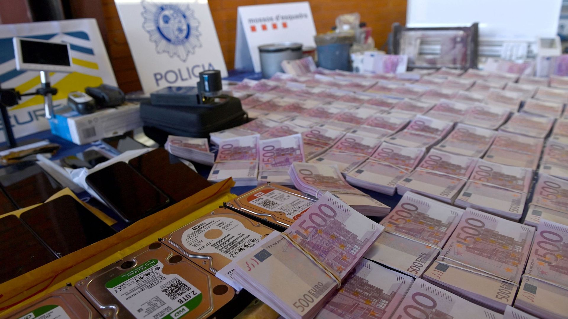 Une photo prise le 6 octobre 2022 à Madrid montre des faux billets de 500 euros. Une opération de la police nationale espagnole et des Mossos d’Esquadra, coordonnée par EUROPOL, a permis de saisir de faux billets et de démanteler un laboratoire de fabrica