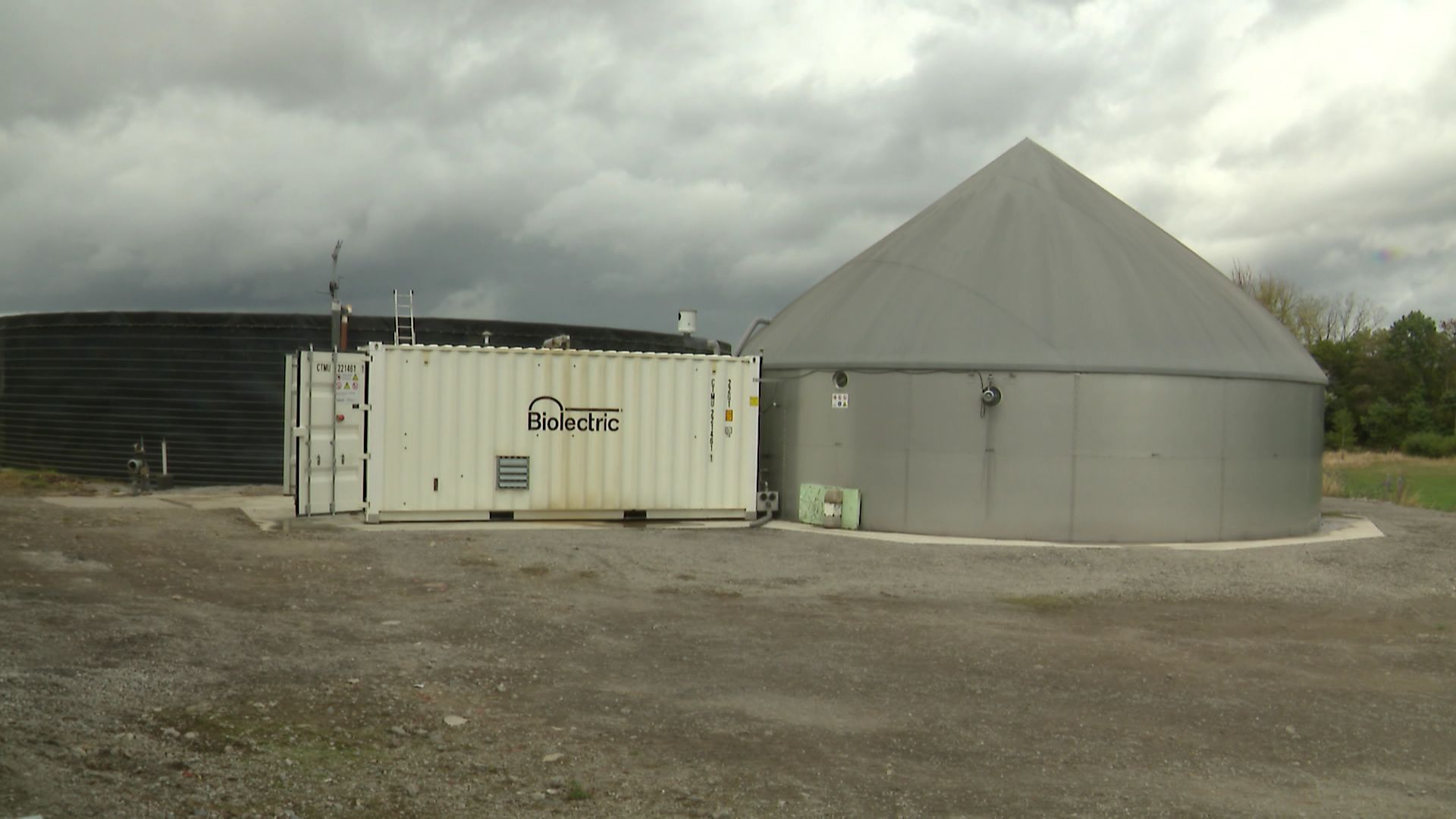 Digesteur sur la droite, génératrice d'électricité sur la gauche.