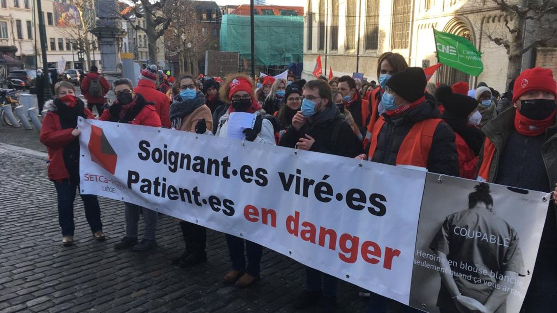 Ce 7 décembre, 4000 à 5000 membres du personnel soignant ont défilé dans les rues de Bruxelles pour protester contre l’obligation vaccinale envisagée pour leur secteur.