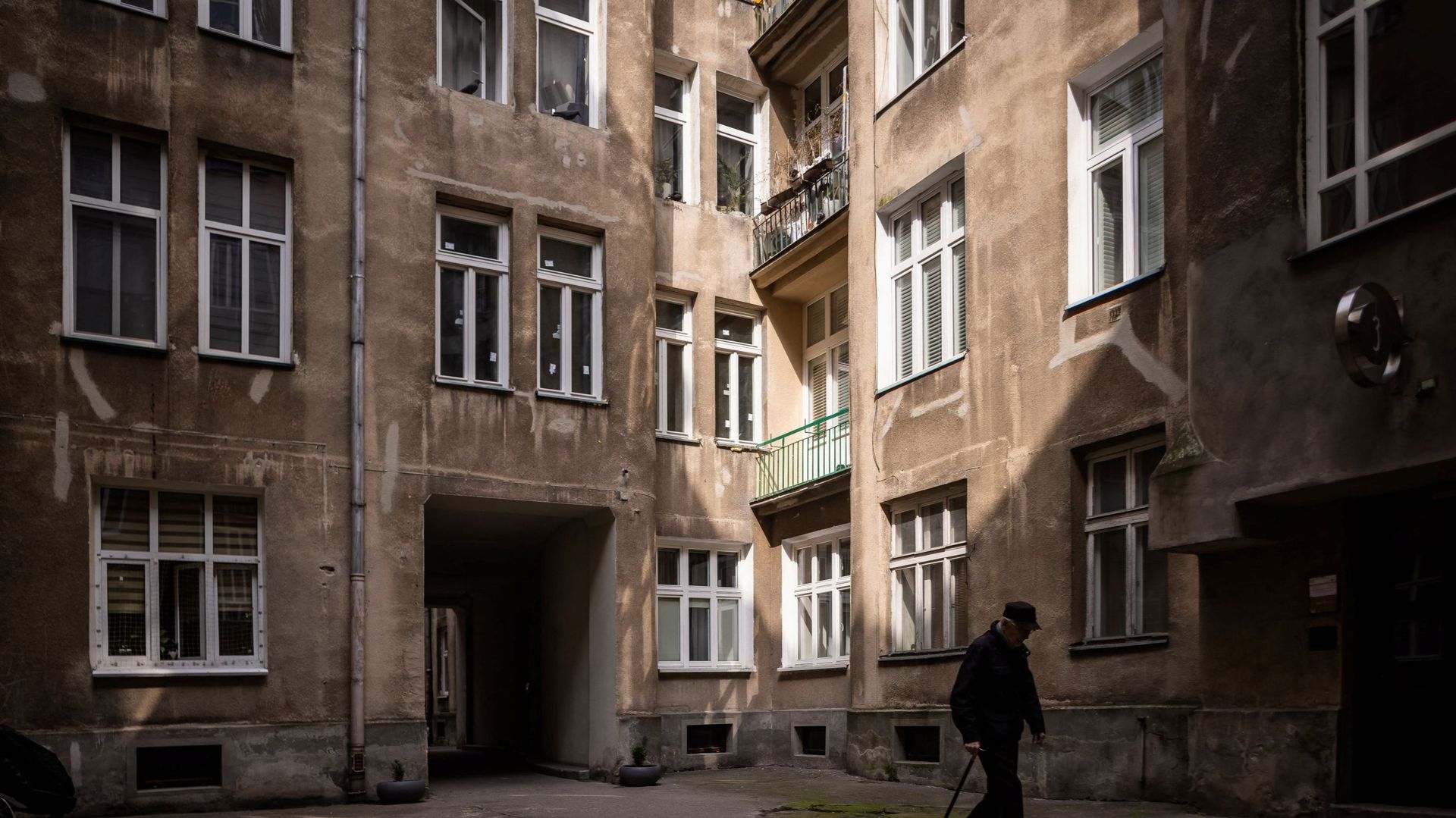 Rue Chlodna, un bâtiment qui ne fut pas rasé avec le reste du ghetto.
