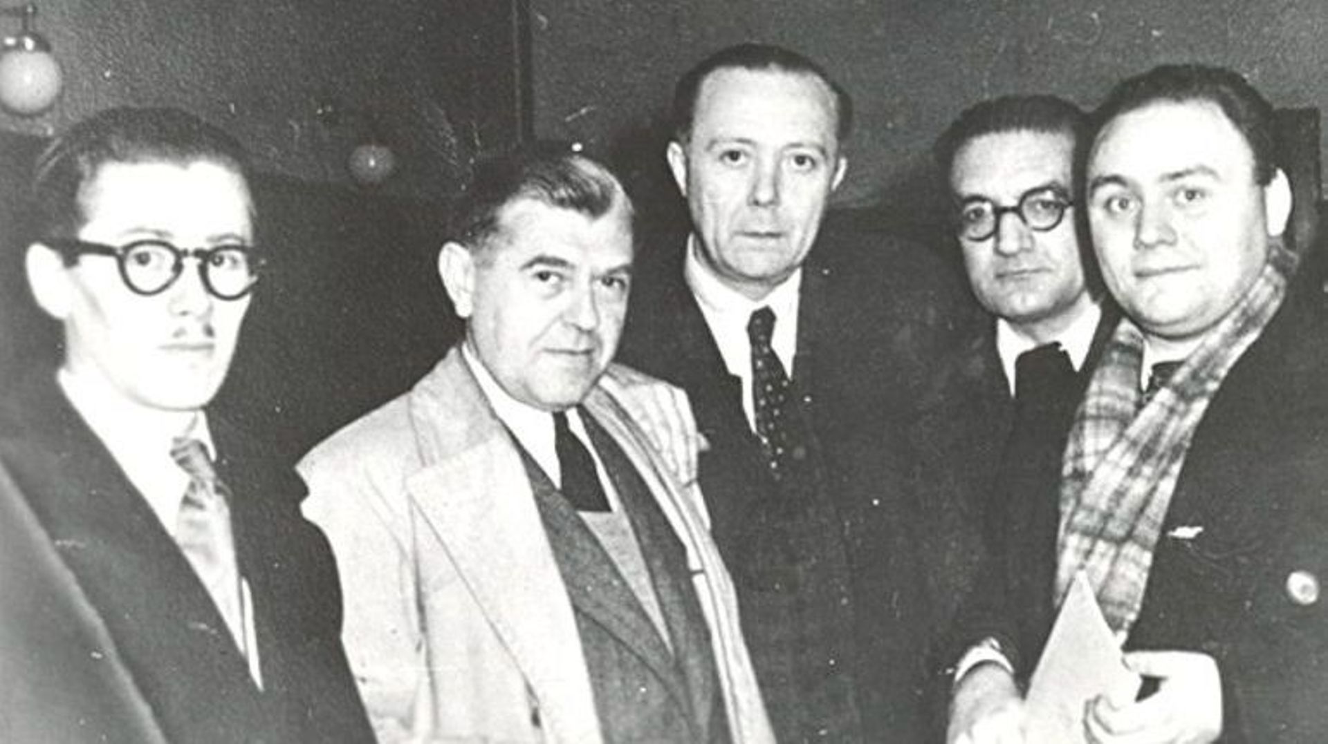 Marcel Mariën, René Magritte, Louis Scutenaire, Paul Nougé et Noël Arnaud (novembre 1947) 