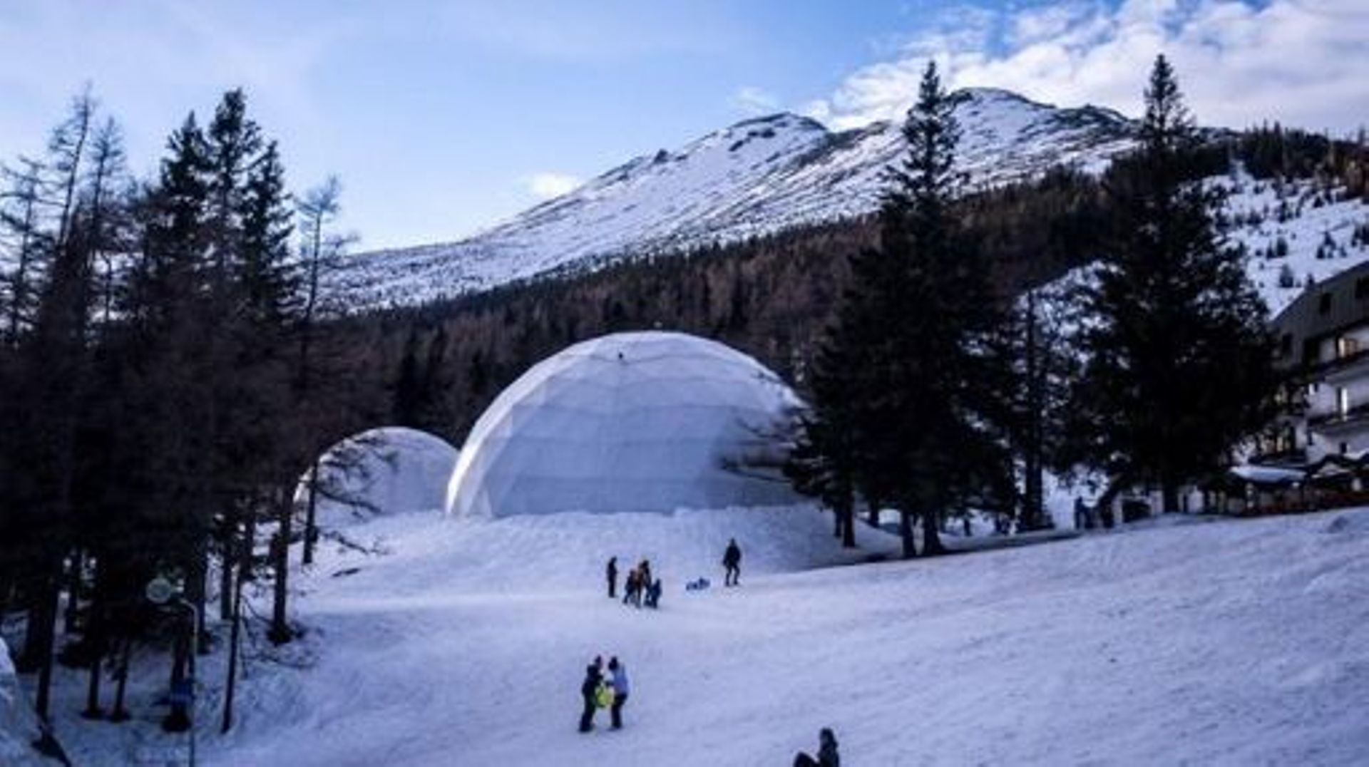 Des touristes font de la luge devant les temples de glace des Tatras à Hrebienok, station de montagne des Hautes Tatras dans l’est de la Slovaquie, le 27 février 2019.