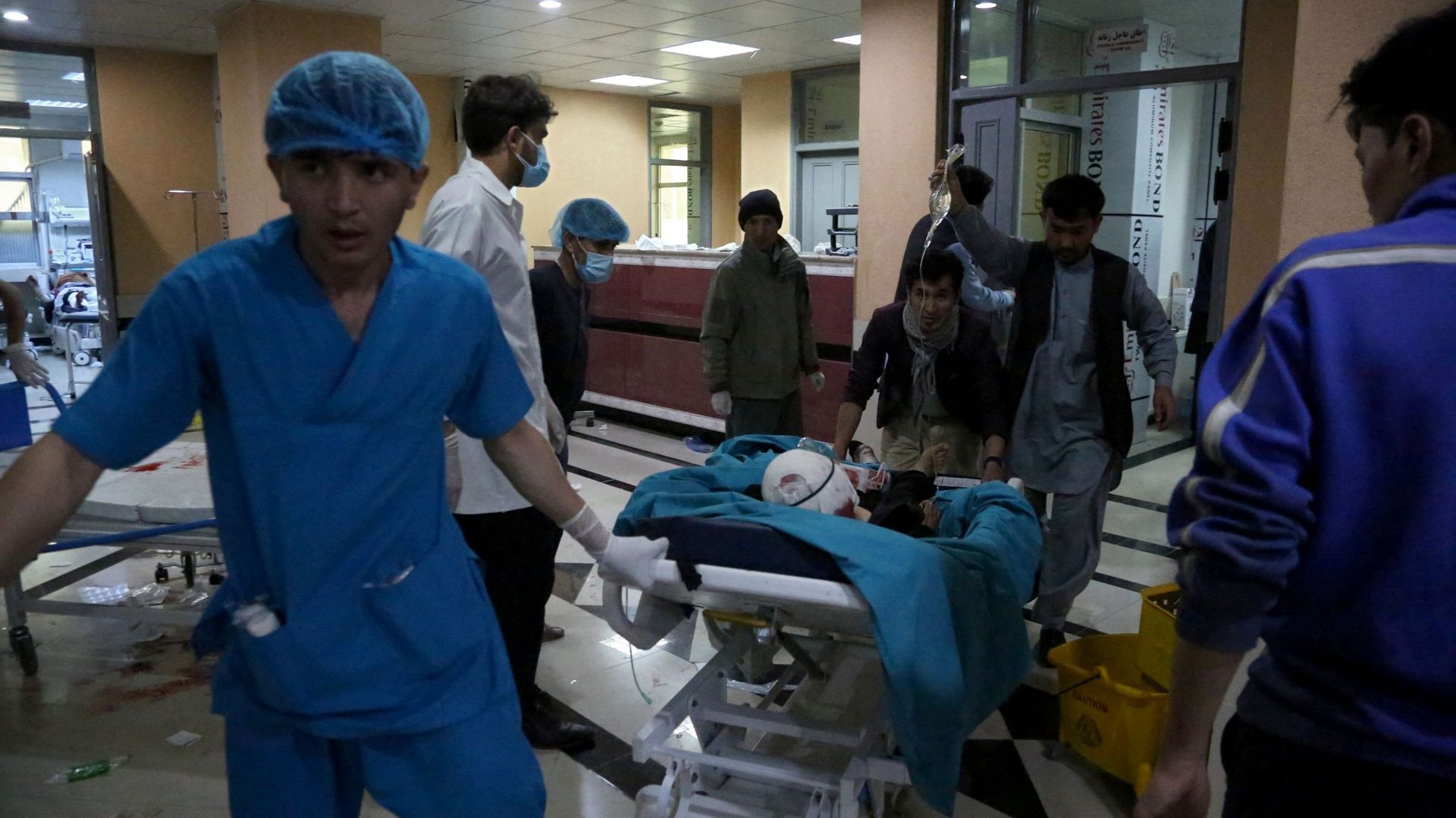 Homme blessé par l'explosion dans un hôpital de Kaboul, le 8 mai 2021
