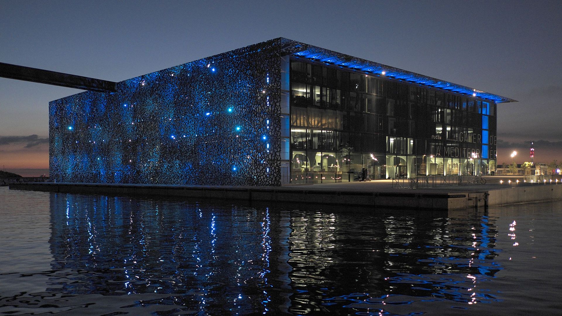 Poesie Et Lumiere Sur L Eau Pour Clore Marseille Capitale De La Culture Rtbf Be