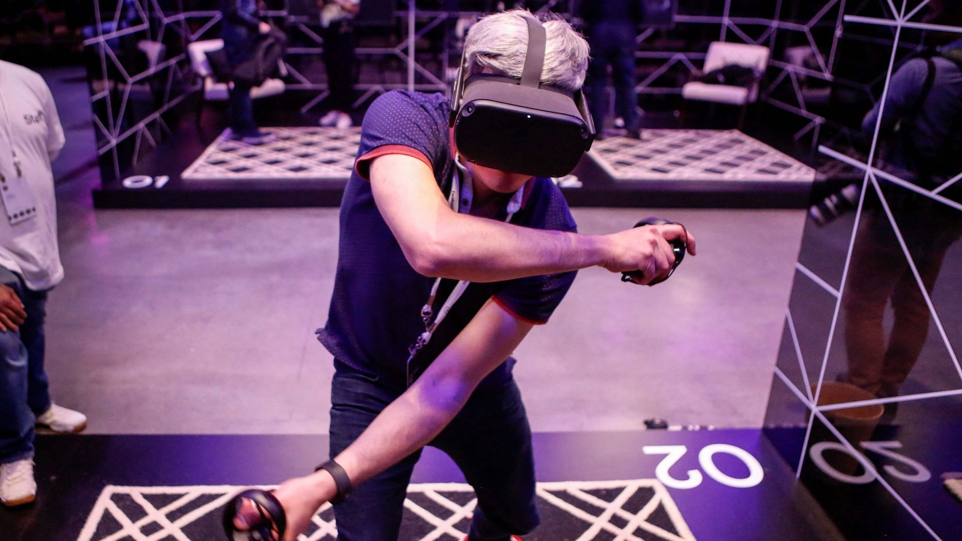 Une personne essaie l’Oculus Quest durant de la conférence F8 de Facebook en avril 2019.