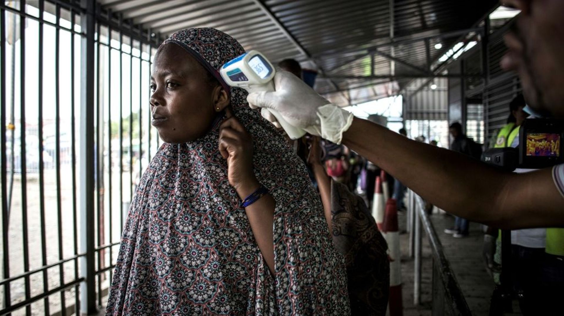 Une femme se fait prendre la température dans un centre de détection d'Ebola à Goma, en République Démocratique du Congo, le 16 juillet 2019
