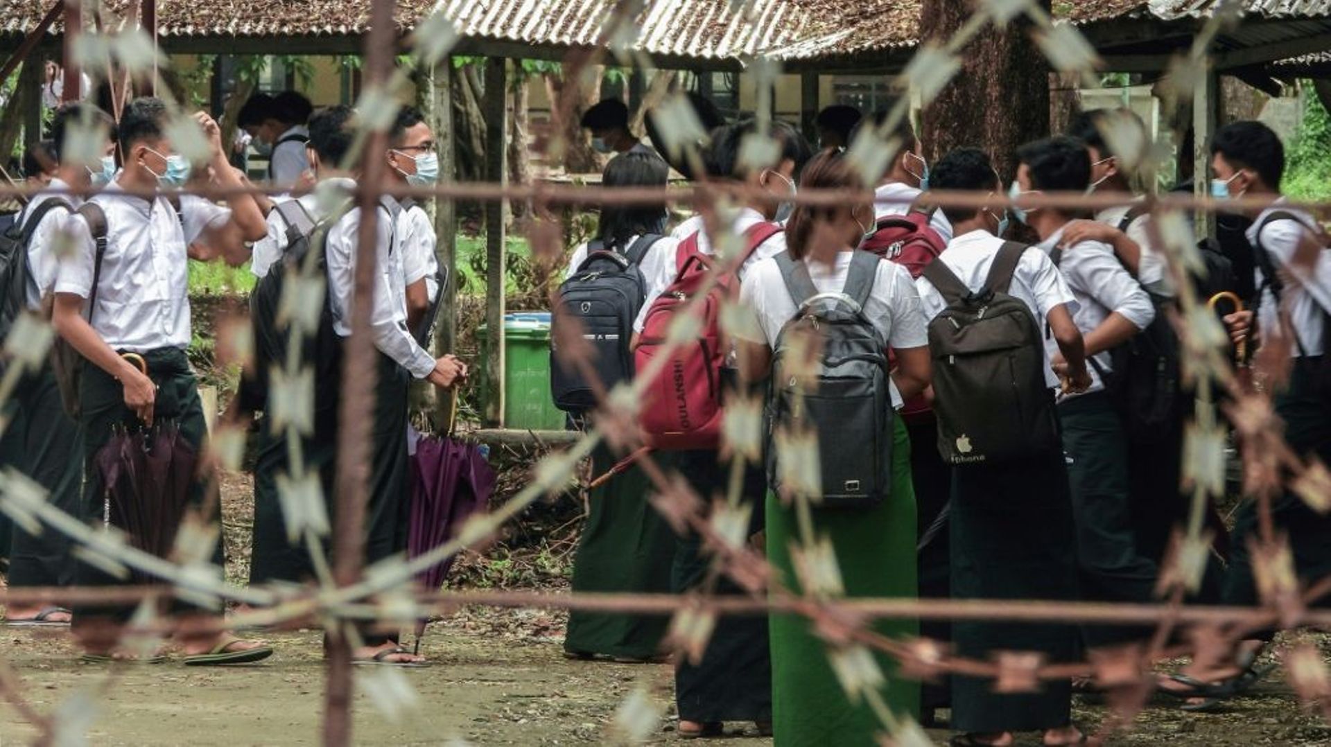 Des élèves devant l'entrée d'une école, le 1er juin 2021 à Sittwe, dans l'Etat de Rakhine, en Birmanie
