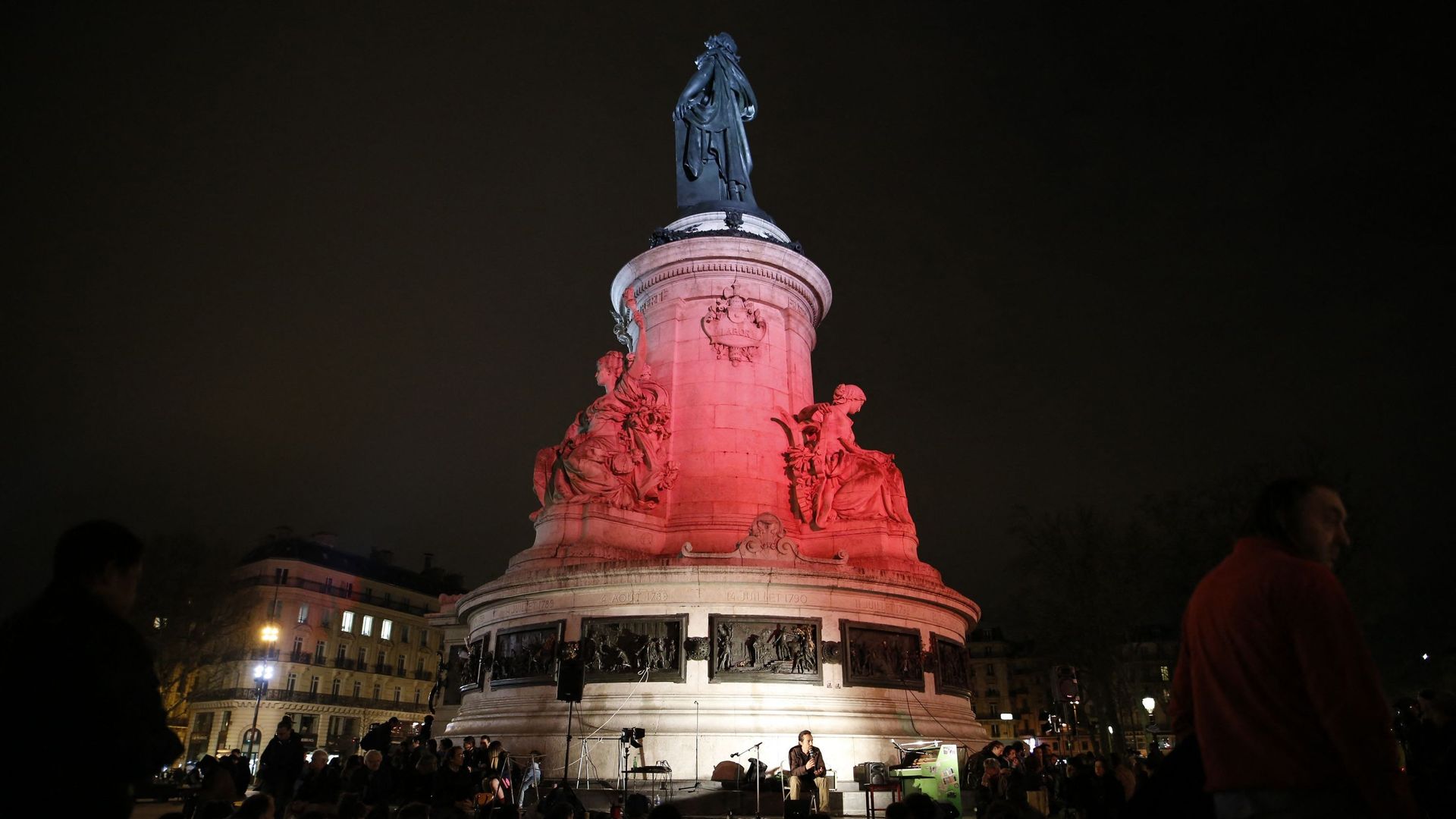 Des personnes se rassemblent sur la place de la République à Paris le 31 mars 2017 lors d’un rassemblement marquant le premier anniversaire du mouvement "Nuit Debout" contre les réformes du travail proposées par le gouvernement français.