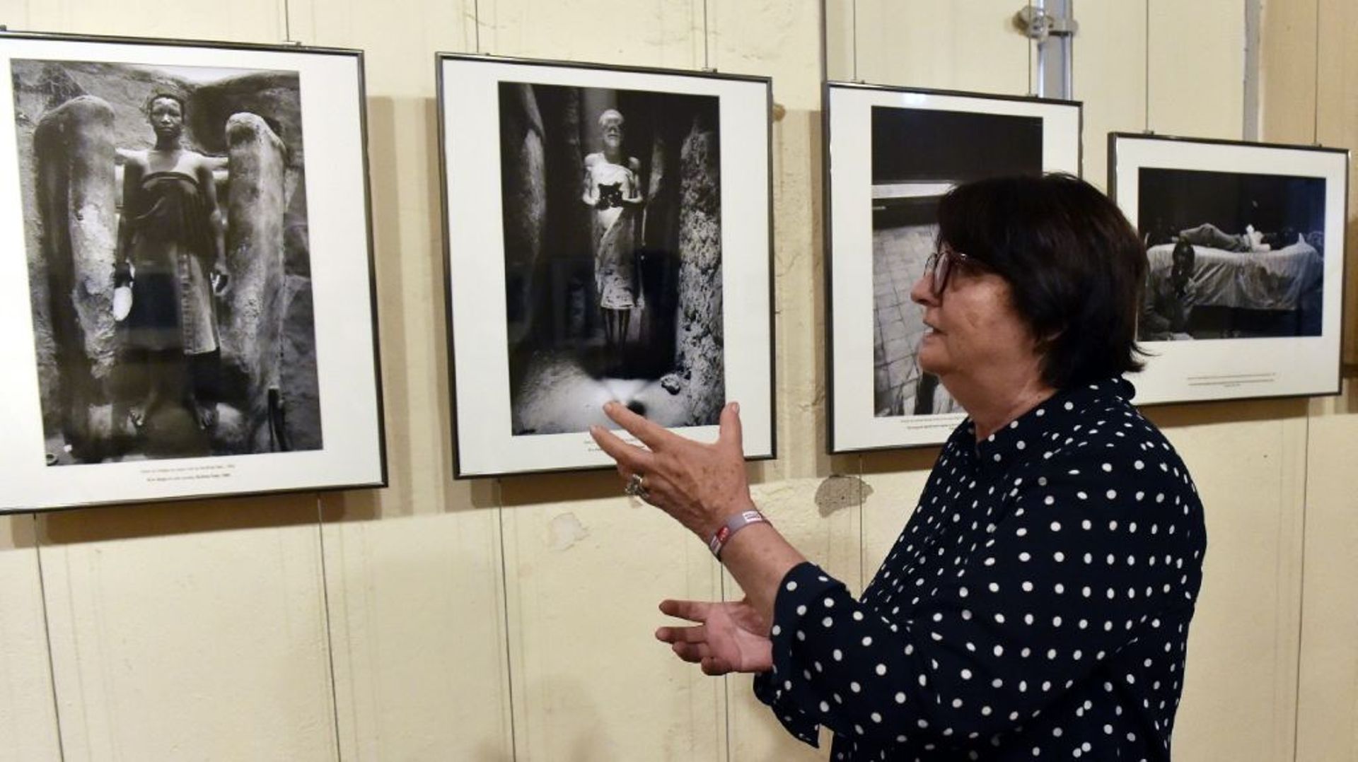 La photographe Françoise Huguier devant les photos de son exposition "Discrétion" au festival Visa pour l’image, le 30 août 2022 à Perpignan