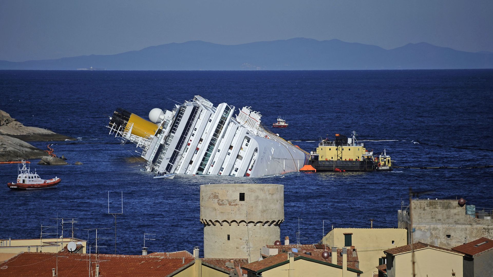Le Costa Concordia restera échoué pendant encore un an 