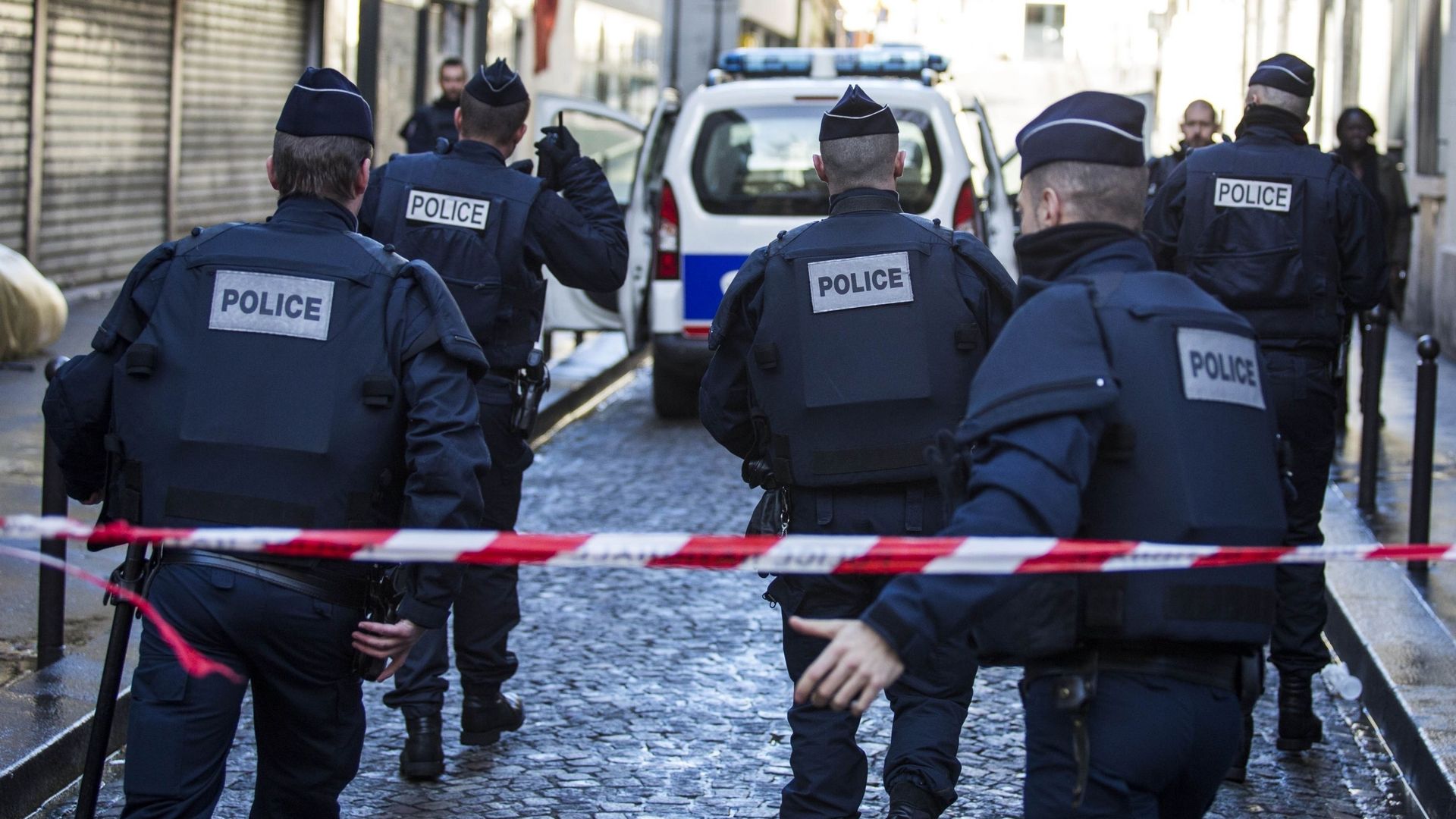Intervention d’une patrouille de police en rue à Paris