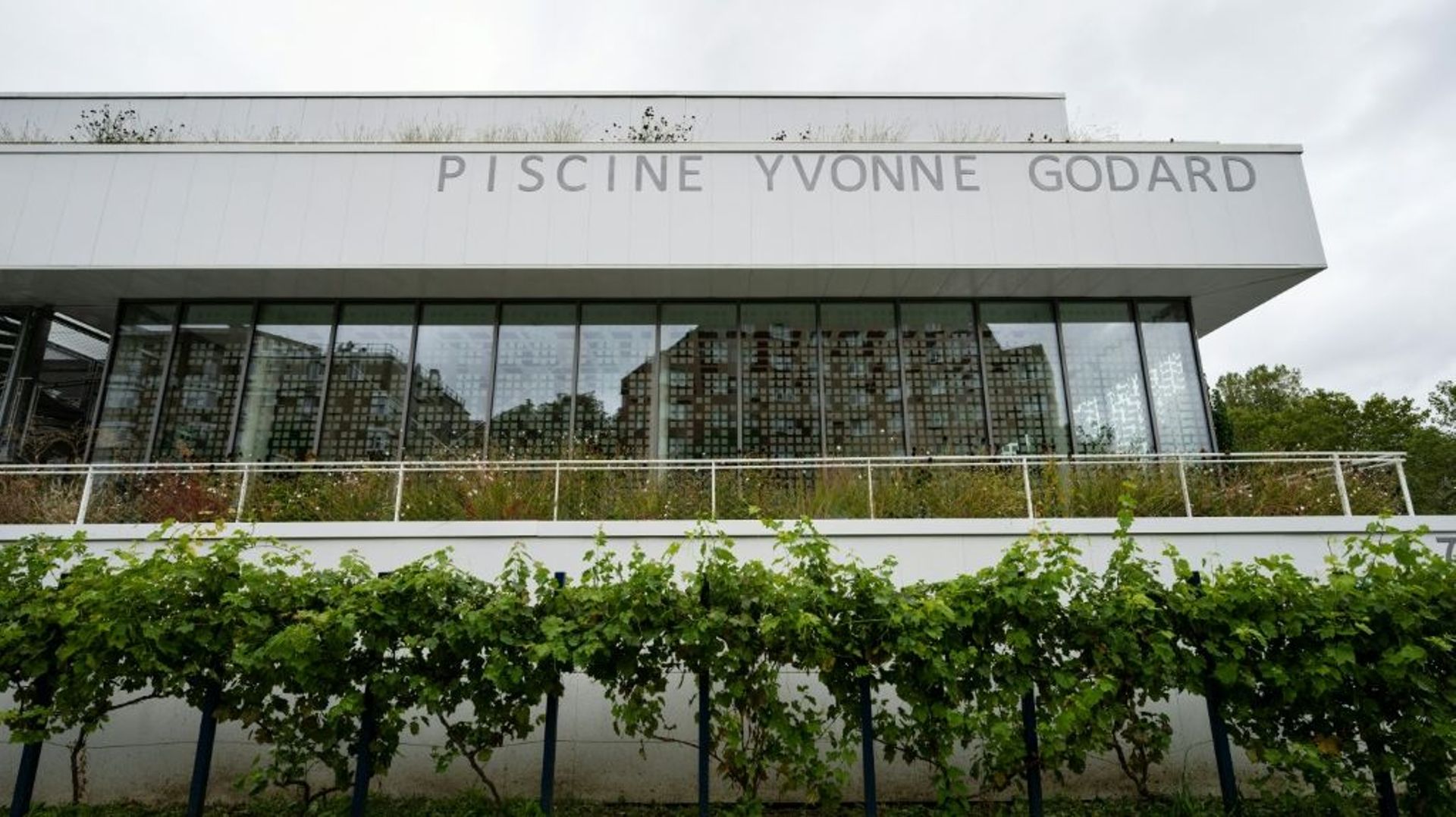 L'extérieur de la piscine écologique Yvonne-Godard, le 9 septembre 2022 à Paris.