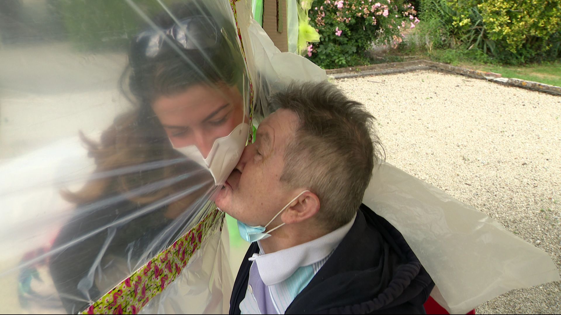 Richard et sa fille, Amandine, s'embrasse pour la première fois depuis plus de trois mois grâce au "sas à câlins".