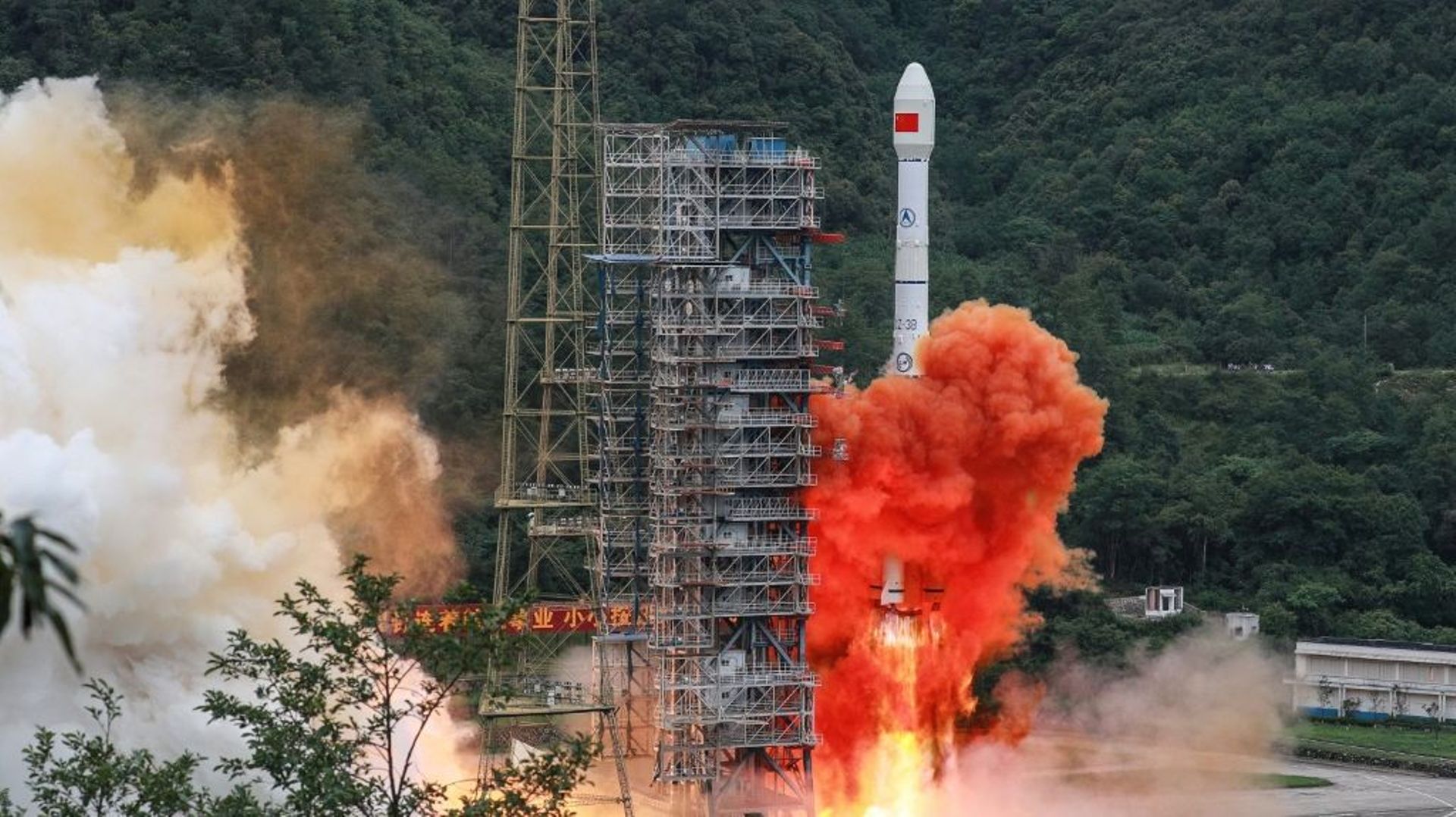 Une fusée Long March 3B décolle avec le satellite Beidou-3GEO3 du centre de Xichang, dans le Sichuan au sud-ouest de la Chine, le 23 juin 2020