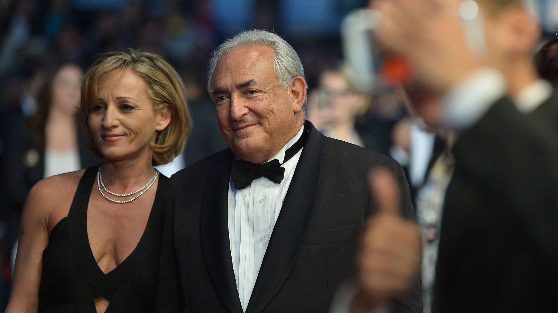 Dominique Strauss-Kahn monte les marches du festival en compagnie d'une amie
