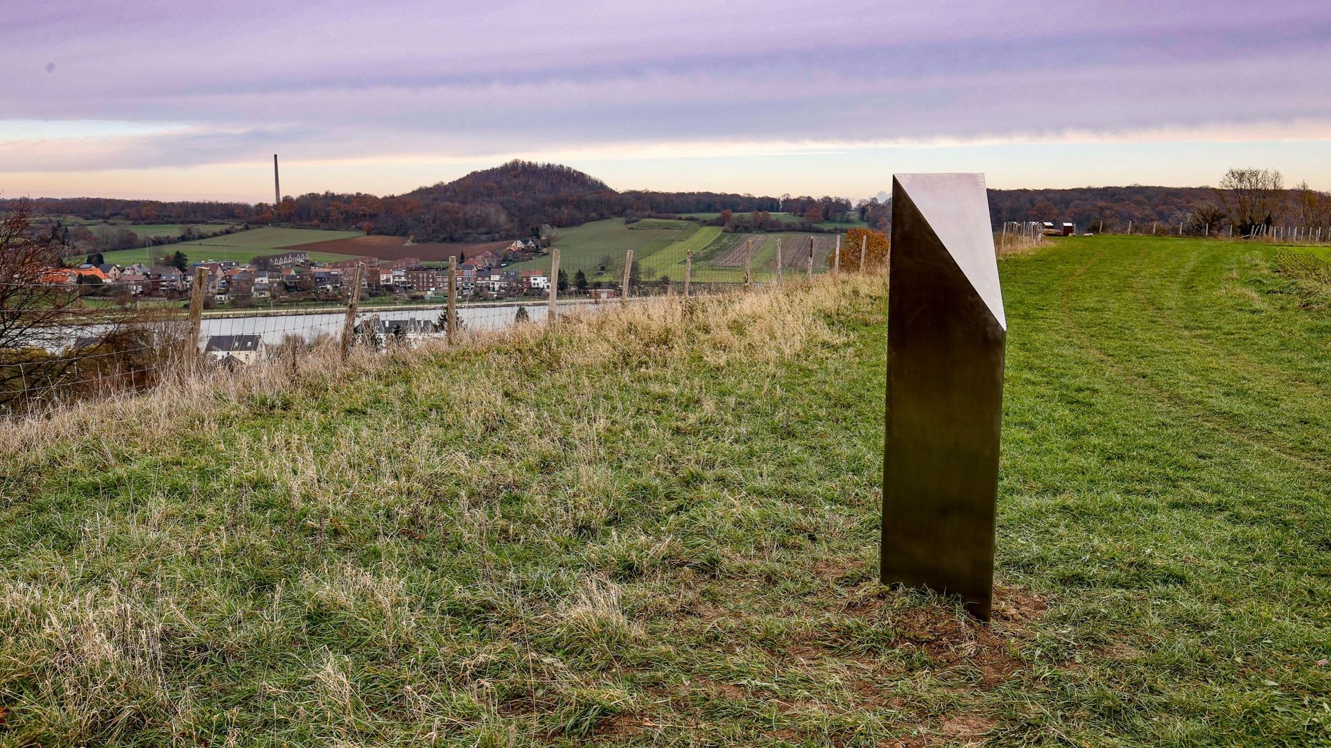 Le "monolithe" retrouvé dans le Limbourg mis au sol