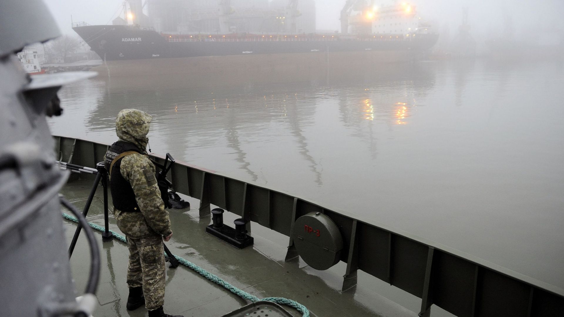 La loi martiale a été instaurée en Ukraine, suite à l'attaque par les Russes de trois bateaux ukrainiens en mer d'Azov.