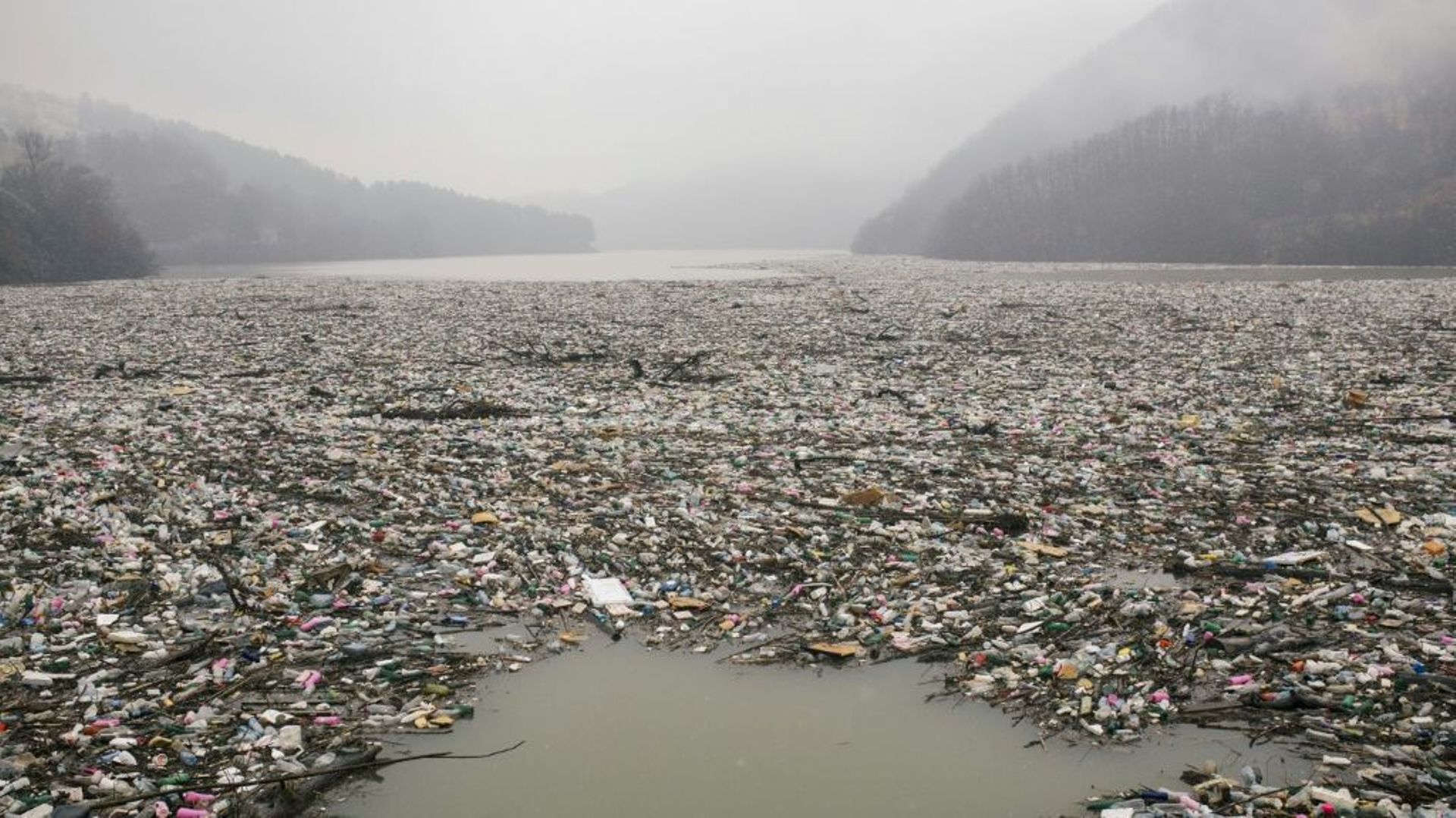 La surface du lac de Potpec recouverte de déchets, le 8 janvier 2021 à Priboj, en Serbie