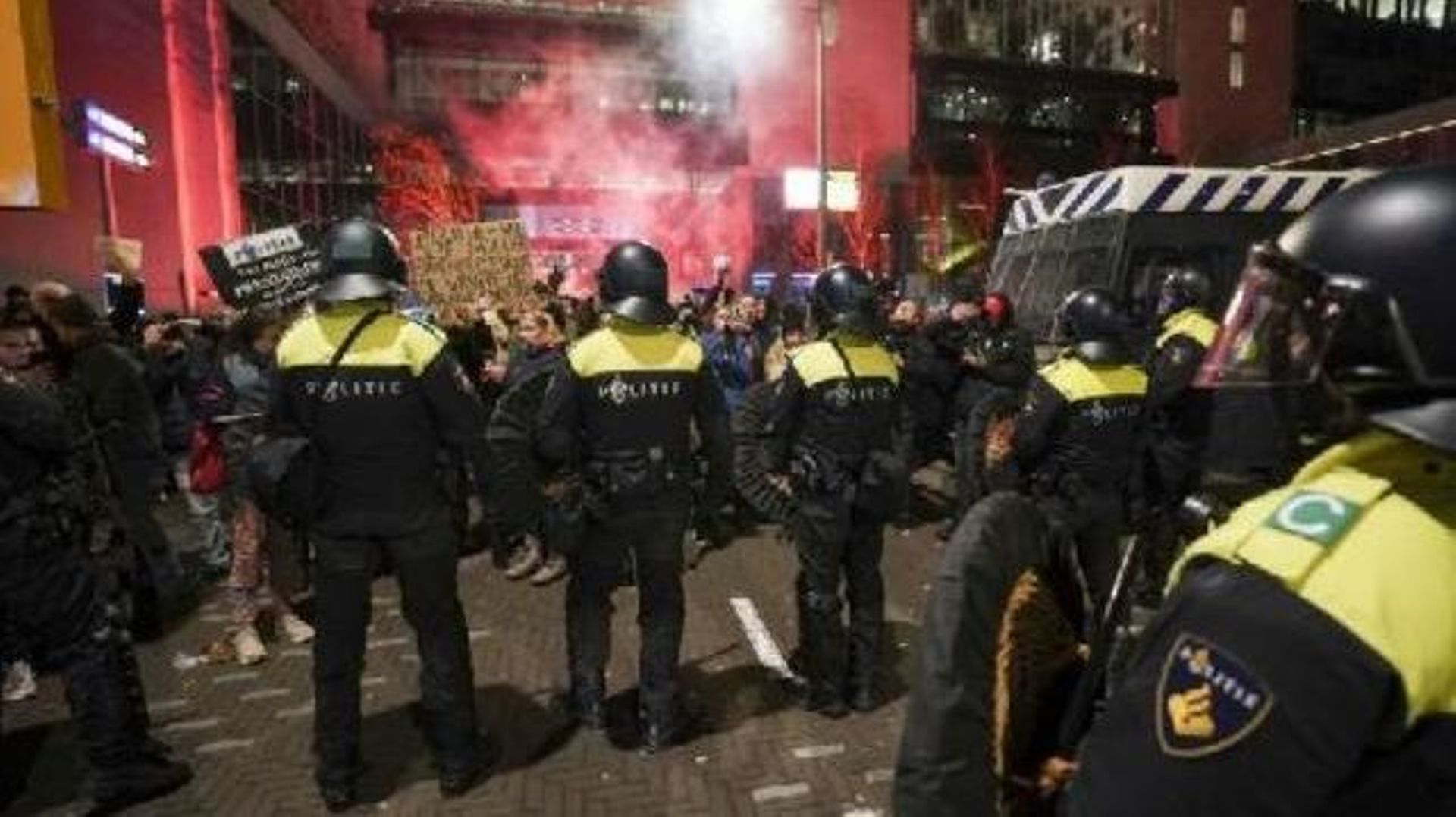 Coronavirus – Pays-Bas : affrontements entre policiers et manifestants anti-mesures sanitaires