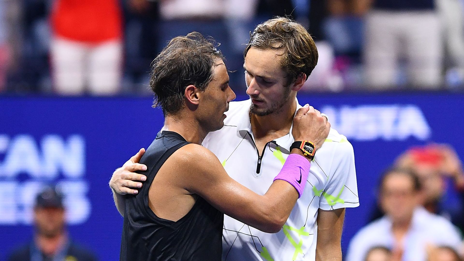 Rafael Nadal et Daniil Medvedev se félicitent l'un l'autre après la finale de l'US Open