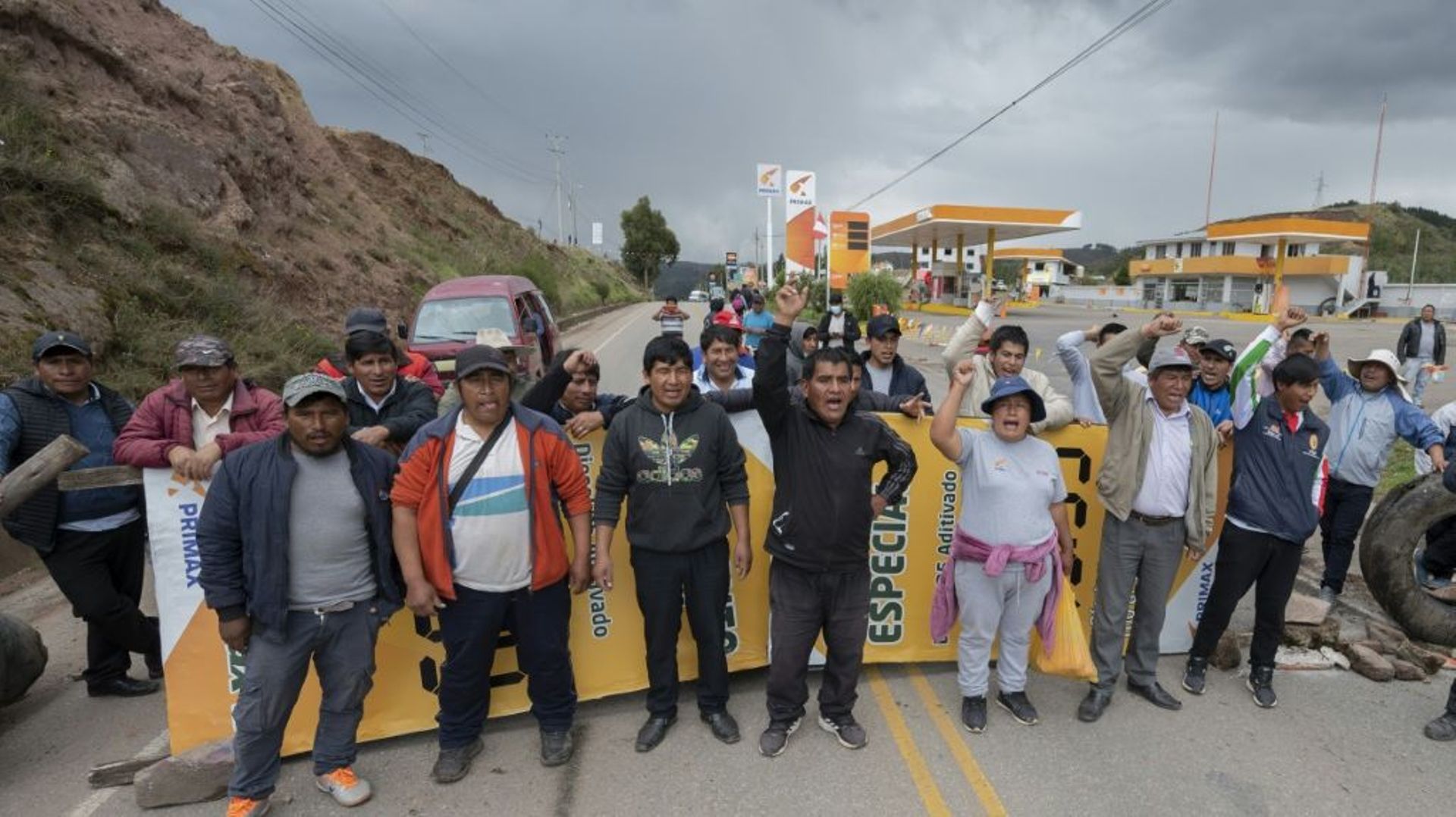 Des manifestants antigouvernementaux bloquent une route à Cuzco, au Pérou, le 26 janvier 2023