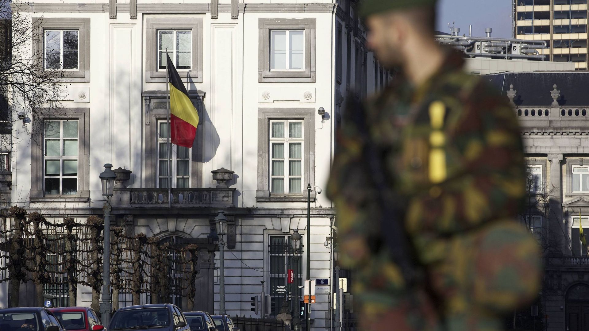 Un militaire belge protège l'ambassade américaine à Bruxelles le 17 janvier 2015.