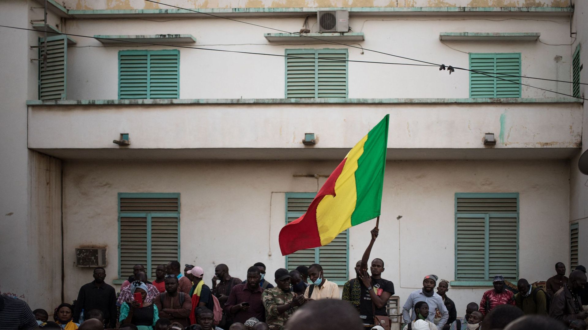 Des militants de la plateforme Yerewolo (debout sur les remparts en bambara) crient des slogans anti-français et anti-Communauté économique des États de l'Afrique de l'Ouest (CEDEAO) lors d'une réunion improvisée des différents groupes panafricanistes du 